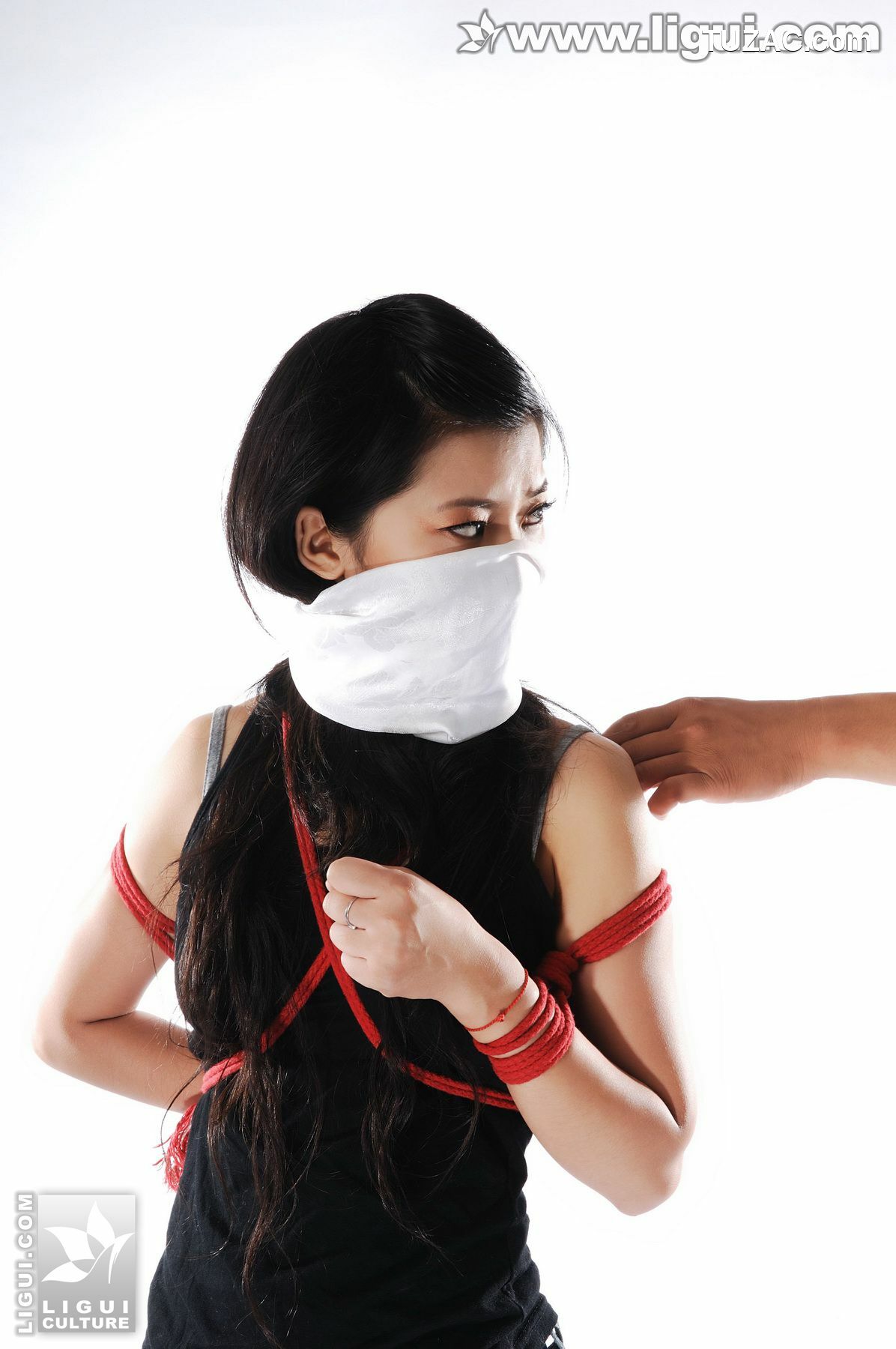 丽柜_Model 卡鲁鲁《夏日凉意的蒙面捆绑》 丝足写真图片[32P]