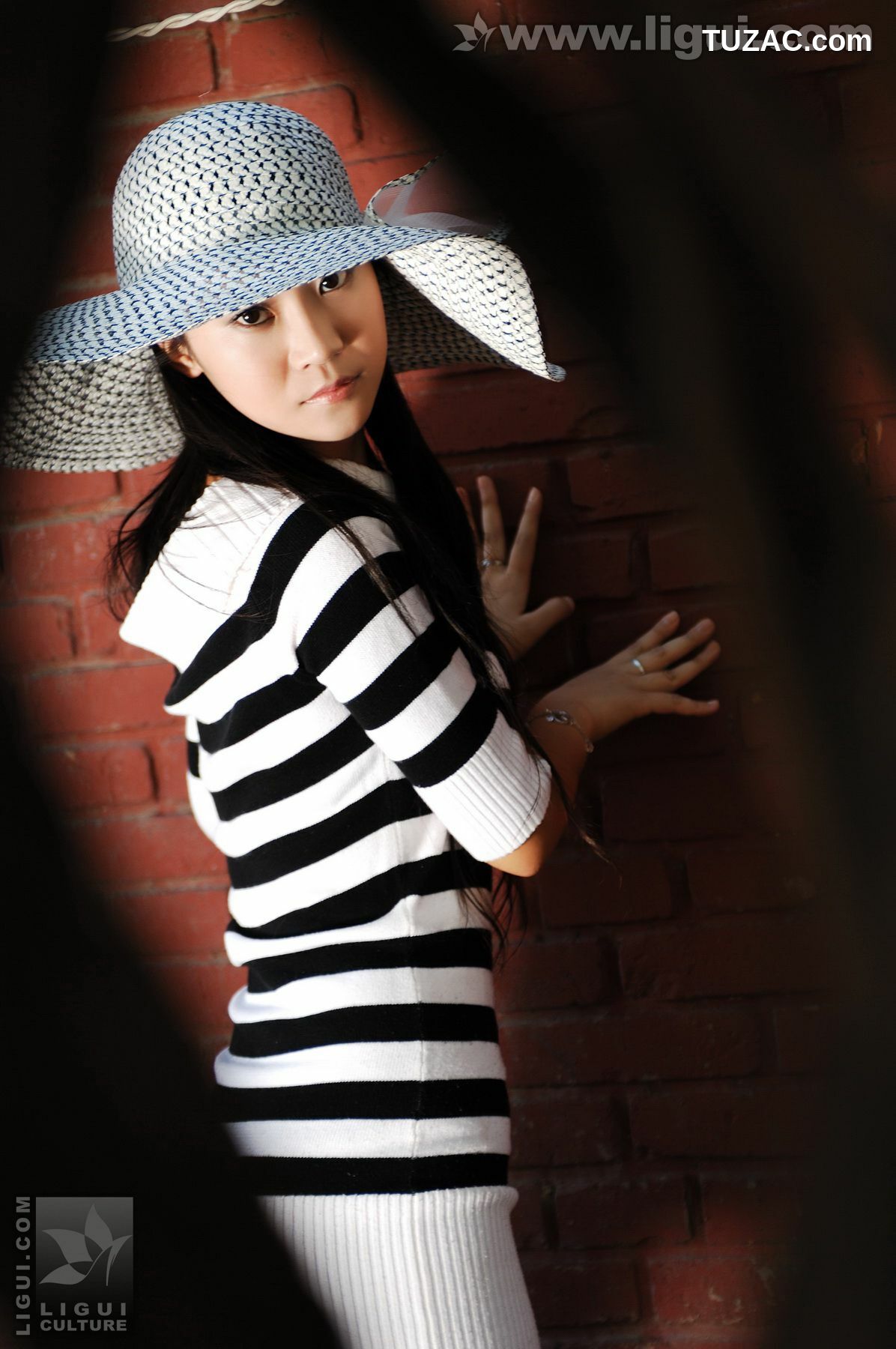 丽柜_Model 卡鲁鲁《时尚美足达人街边秀》 丝足写真图片[34P]