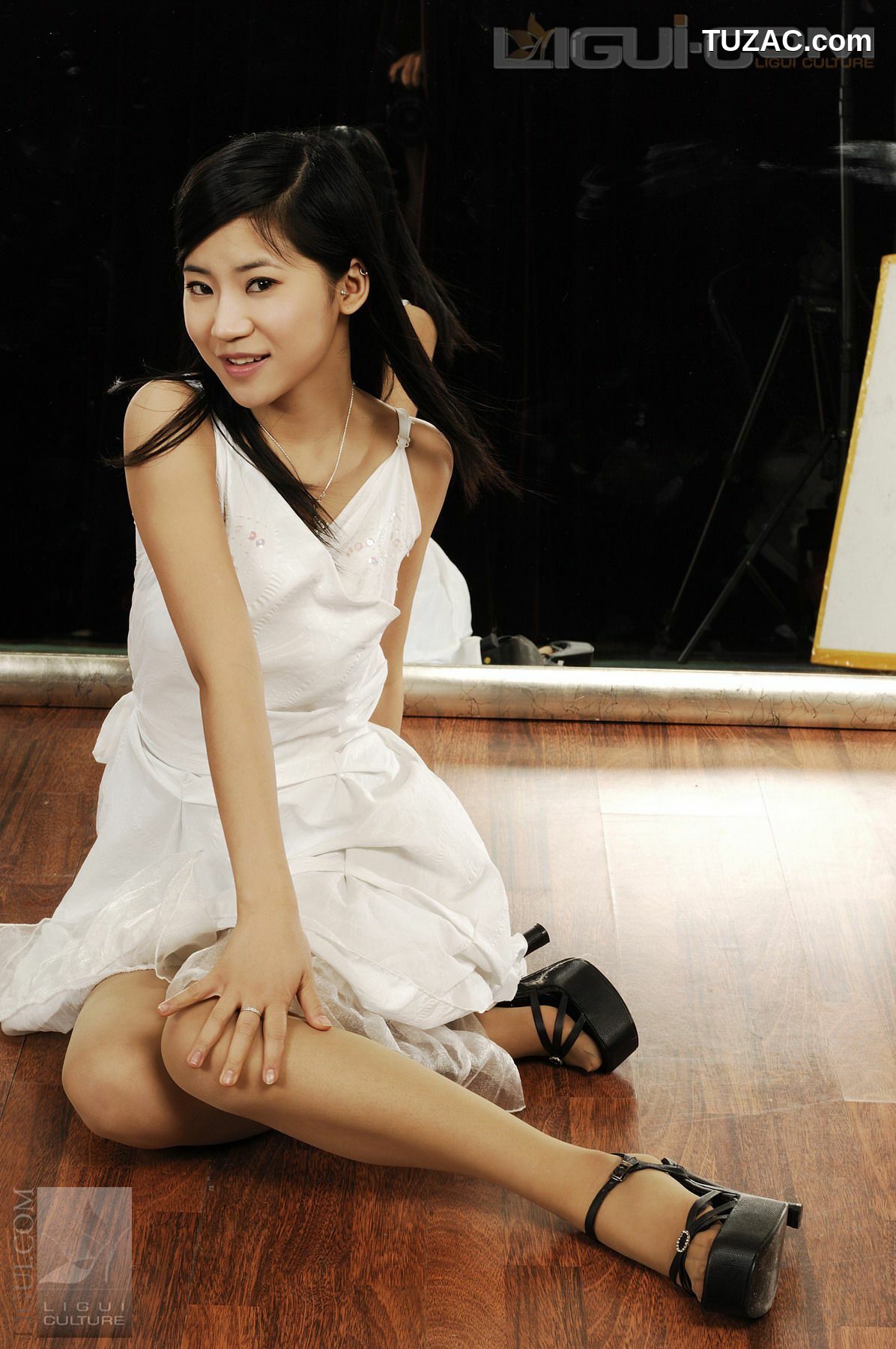 丽柜_Model 卡鲁鲁《艺校美女的丝袜嫩足》 丝足写真图片[31P]