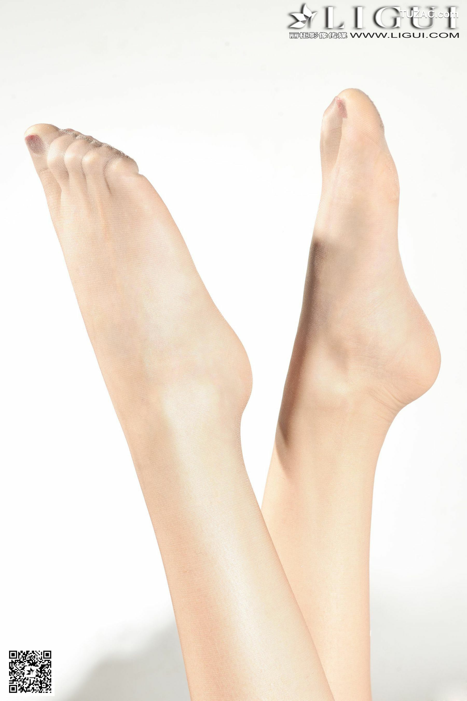 丽柜_Model 可馨《木桌上的肉丝袜美足》上下全集 美腿玉足写真图片[63P]