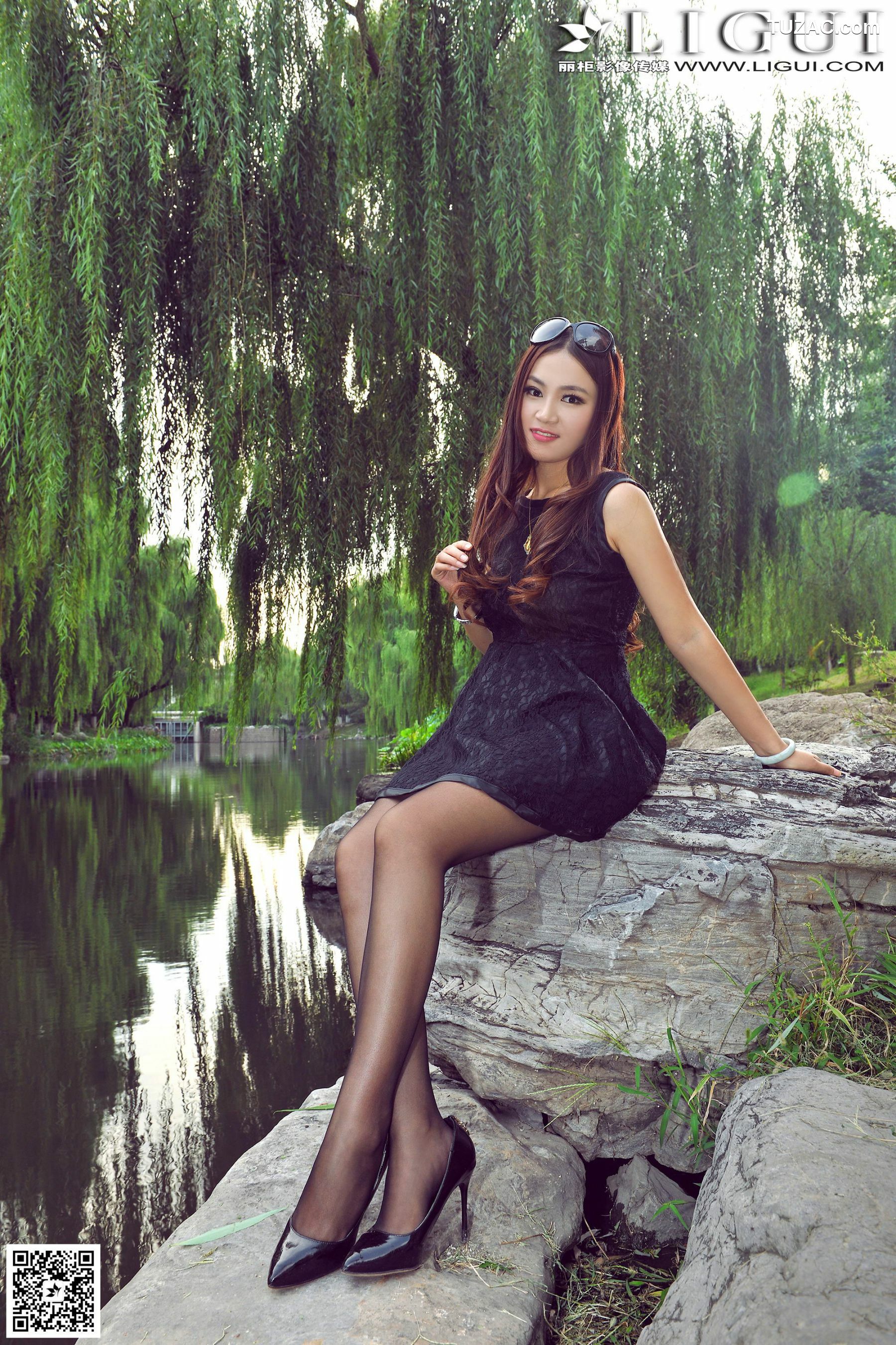 丽柜_Model 叶子《公园黑丝高跟时尚外拍》上下全集 美腿玉足写真图片[65P]