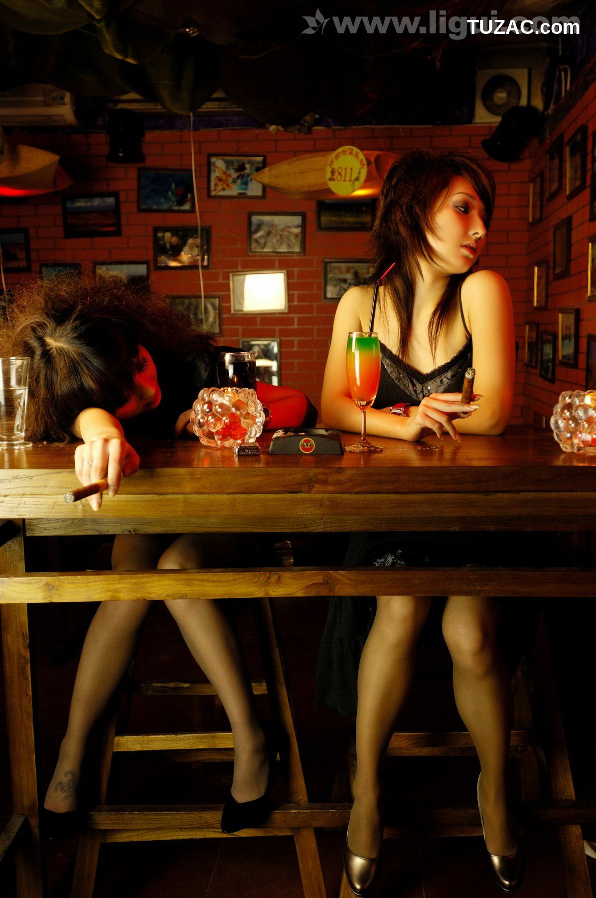 丽柜_Model 咪惠美、kelly《灯红酒绿中的丝袜丽影》 丝足写真图片[63P]