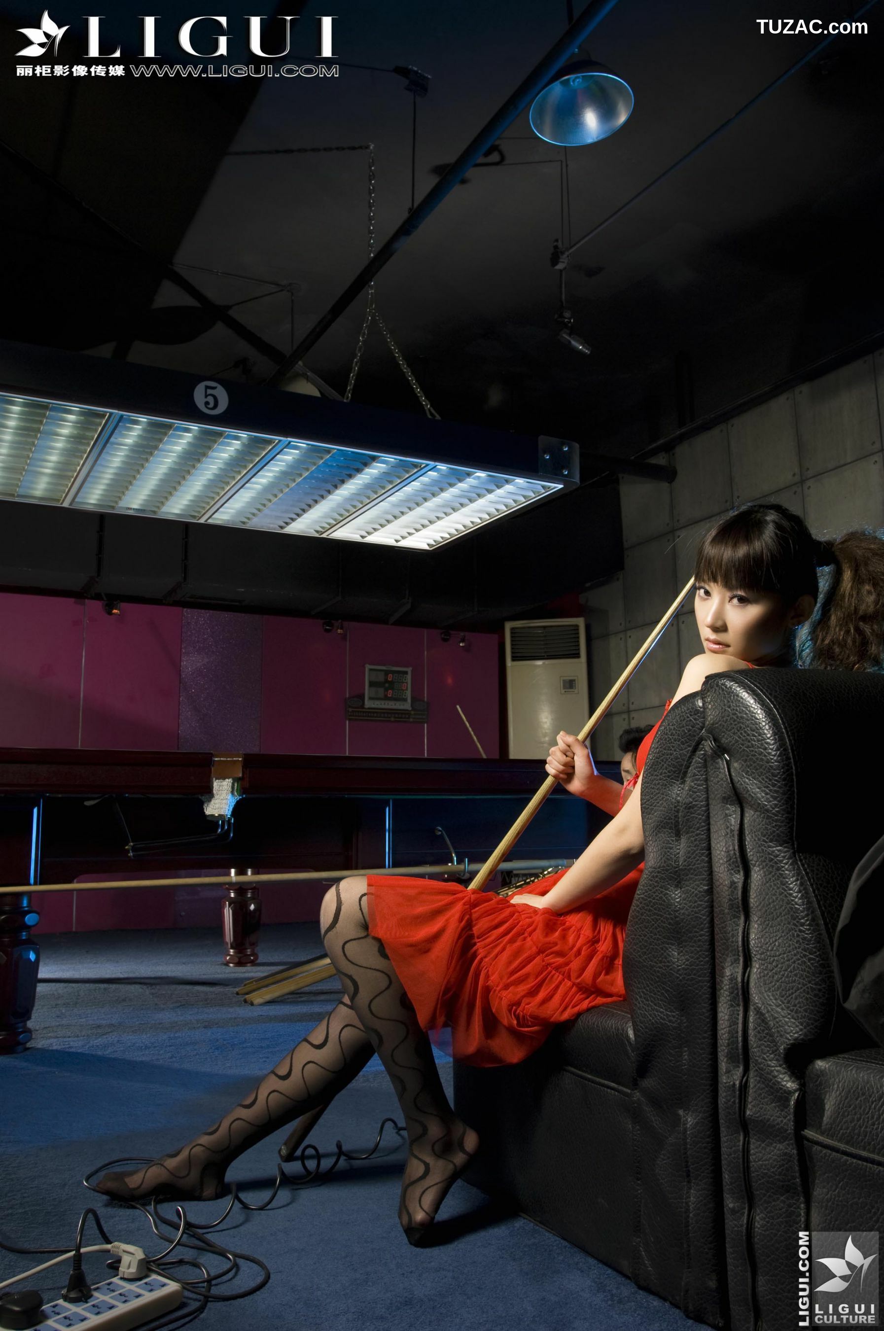 丽柜_Model 咪惠美《台球室里的刹人机器》 美腿玉足写真图片[51P]