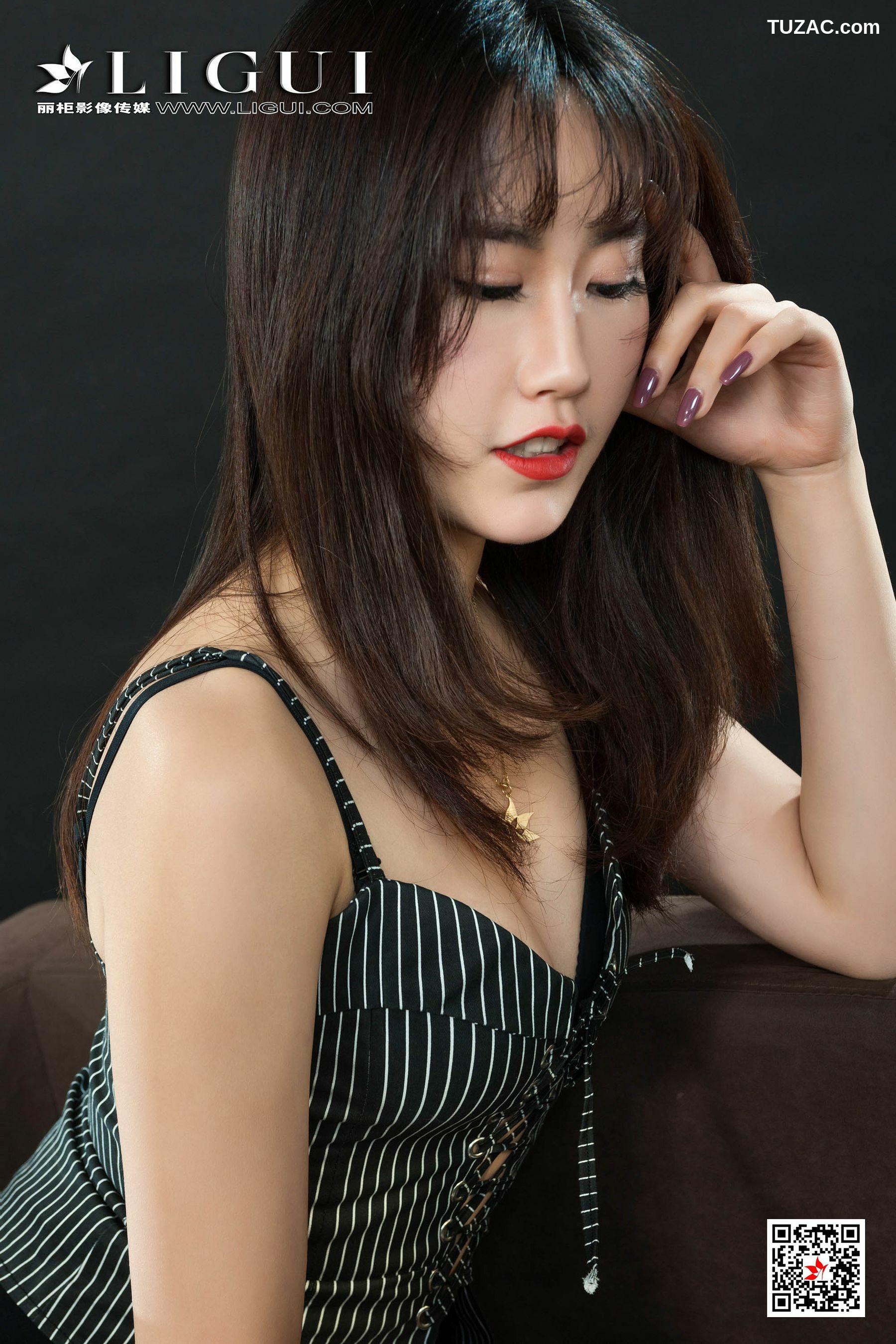 丽柜_Model 子晴《极品黑丝女秘书》 写真集[71P]