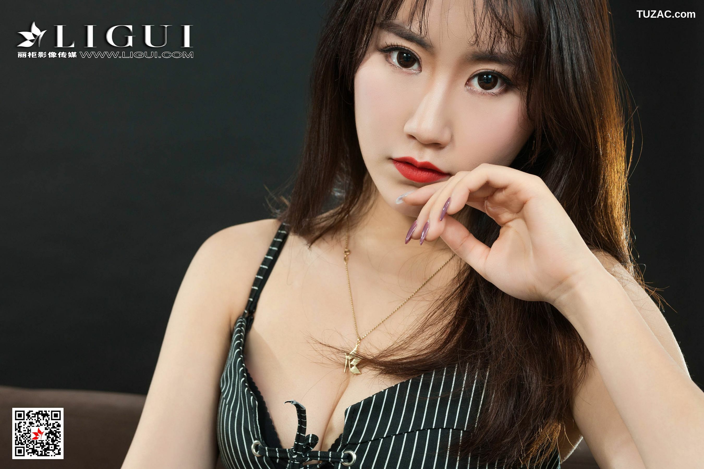 丽柜_Model 子晴《极品黑丝女秘书》 写真集[71P]