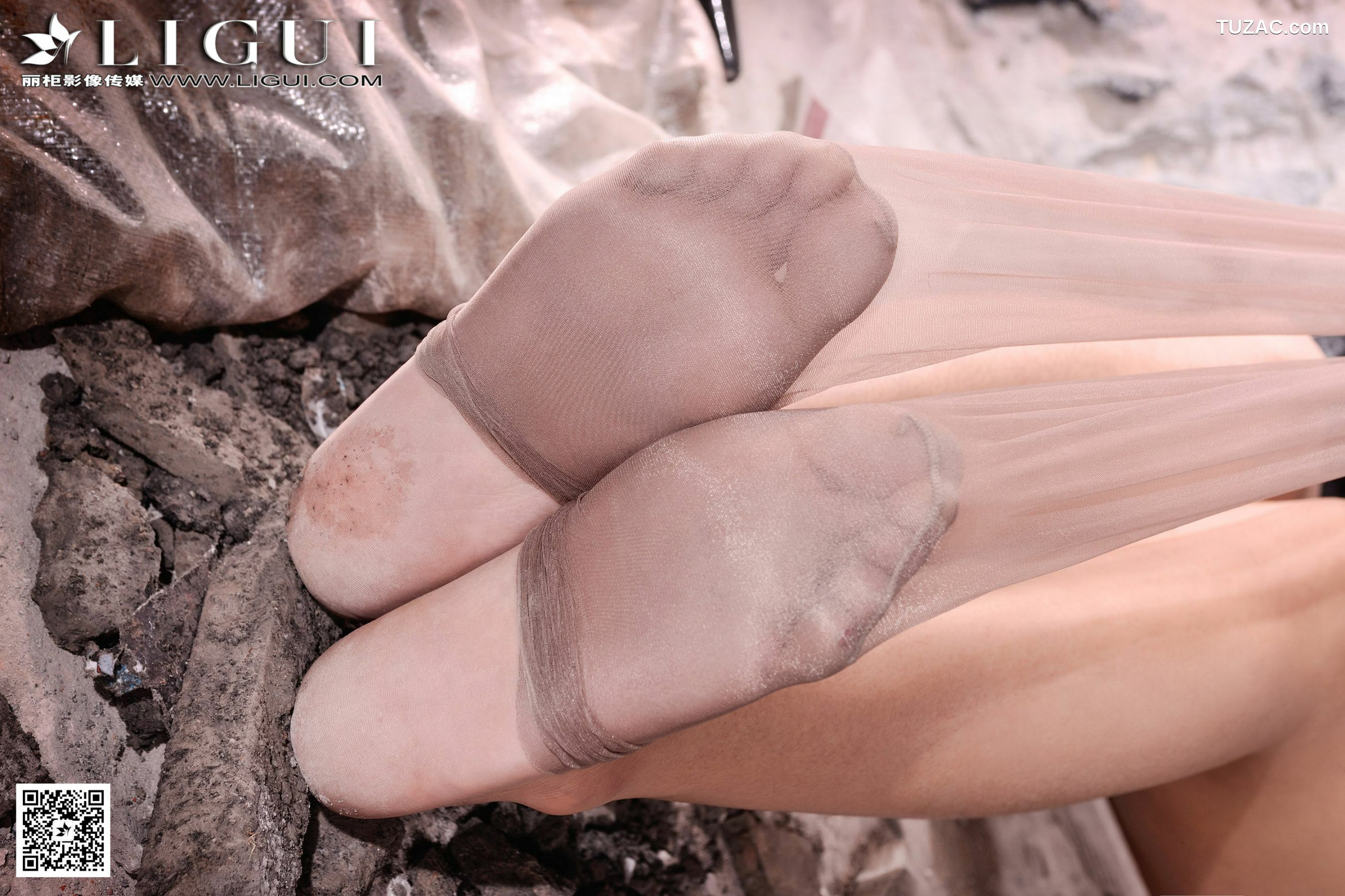 丽柜_Model 安娜《工地上的丝足高跟》上下全集 美腿玉足写真图片[44P]