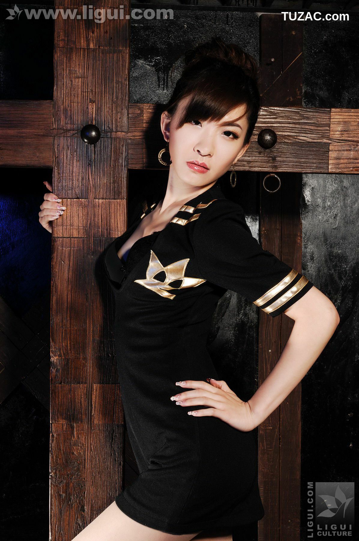 丽柜_Model 小雪《古典风气之下的高跟魅力》 美腿玉足写真图片[22P]