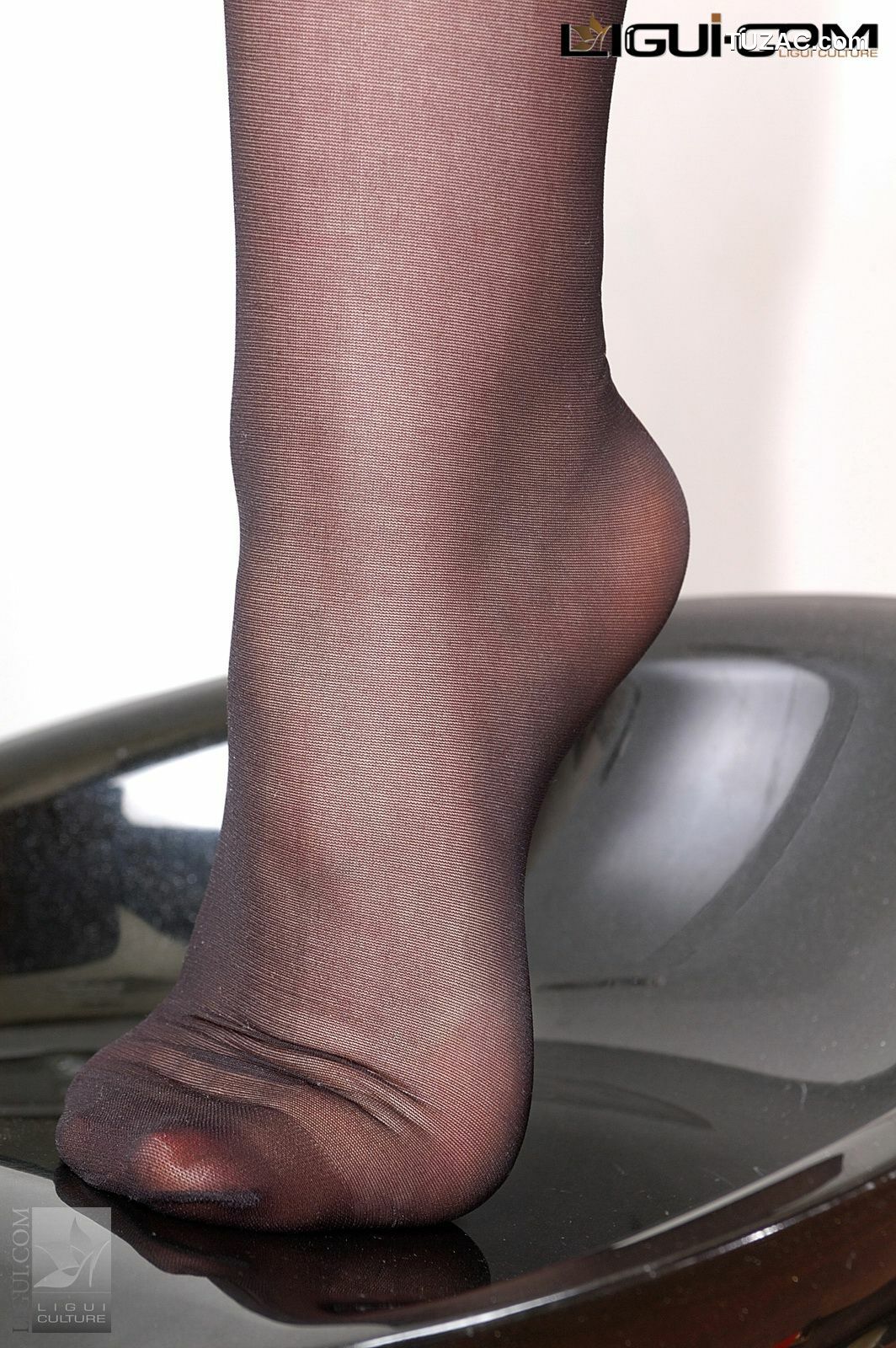 丽柜_Model 小露露《将黑丝进行到底》 丝足写真图片[34P]