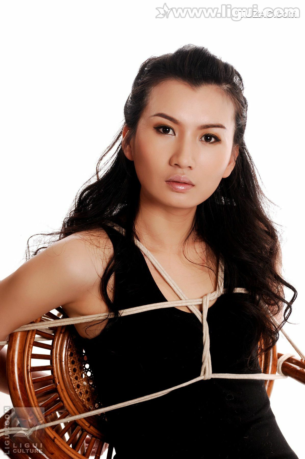 丽柜_Model 尤丽《冷艳摄魂的丝袜捆绑》 丝袜玉足写真图片[58P]