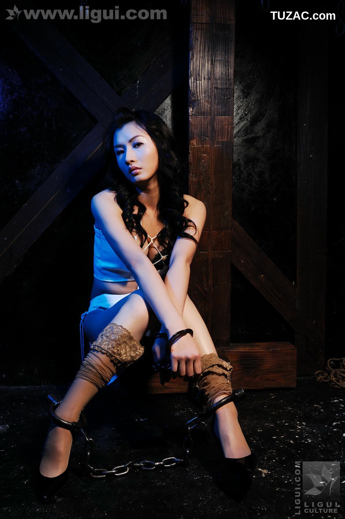 丽柜_Model 尤丽《囚禁在监狱的女地下党》 丝足写真图片[40P]