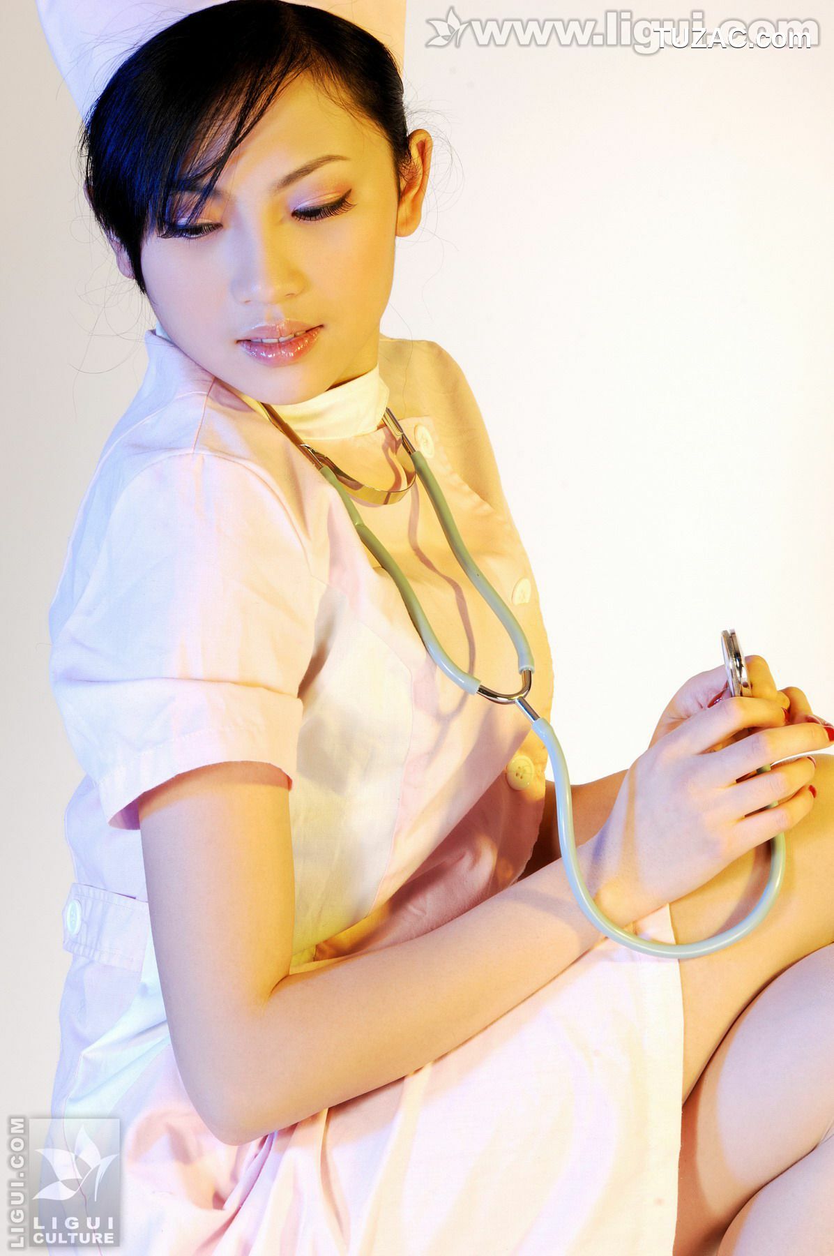 丽柜_Model 左左《完美的护士情节》 美腿玉足写真图片[30P]