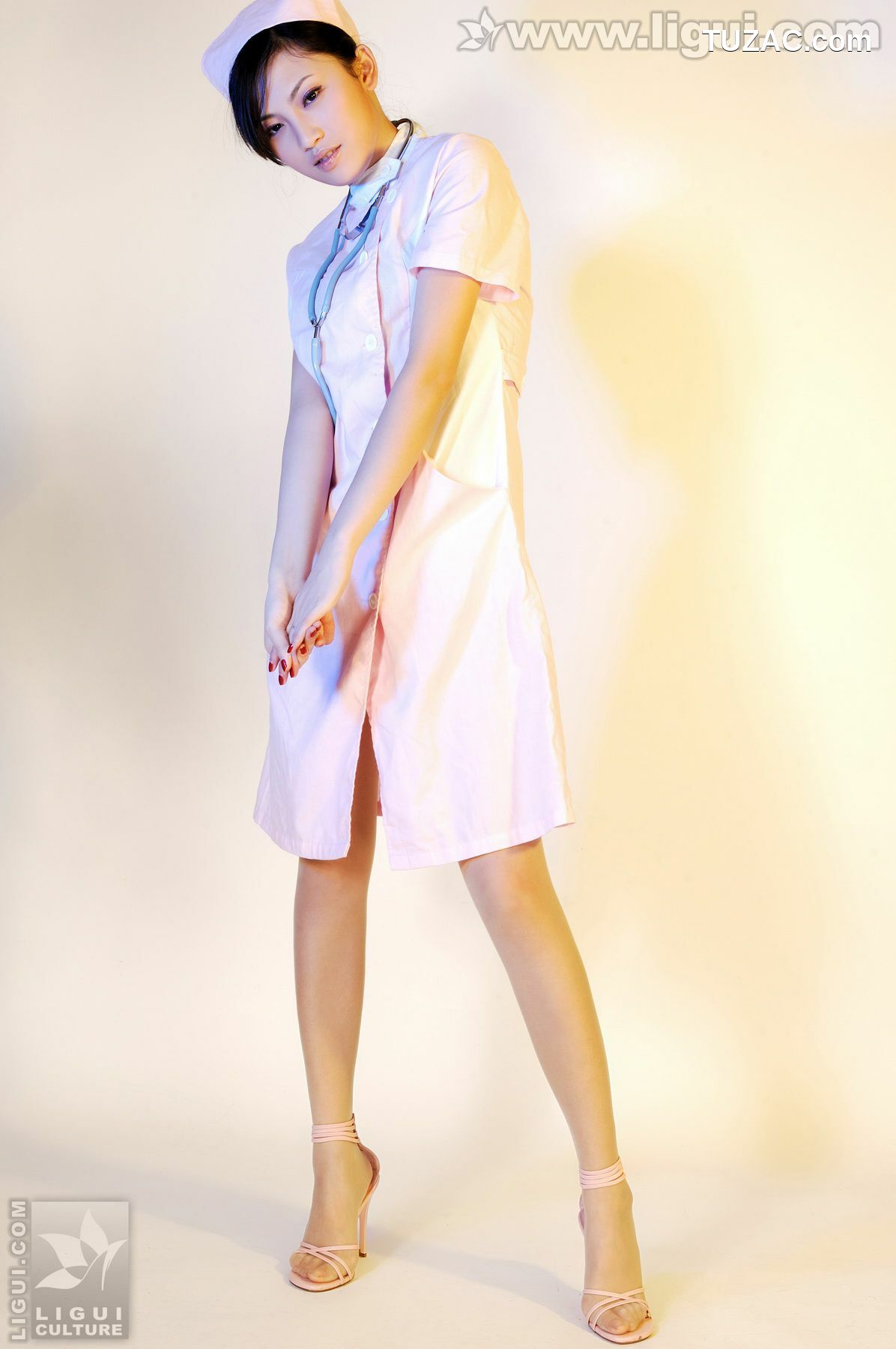 丽柜_Model 左左《完美的护士情节》 美腿玉足写真图片[30P]