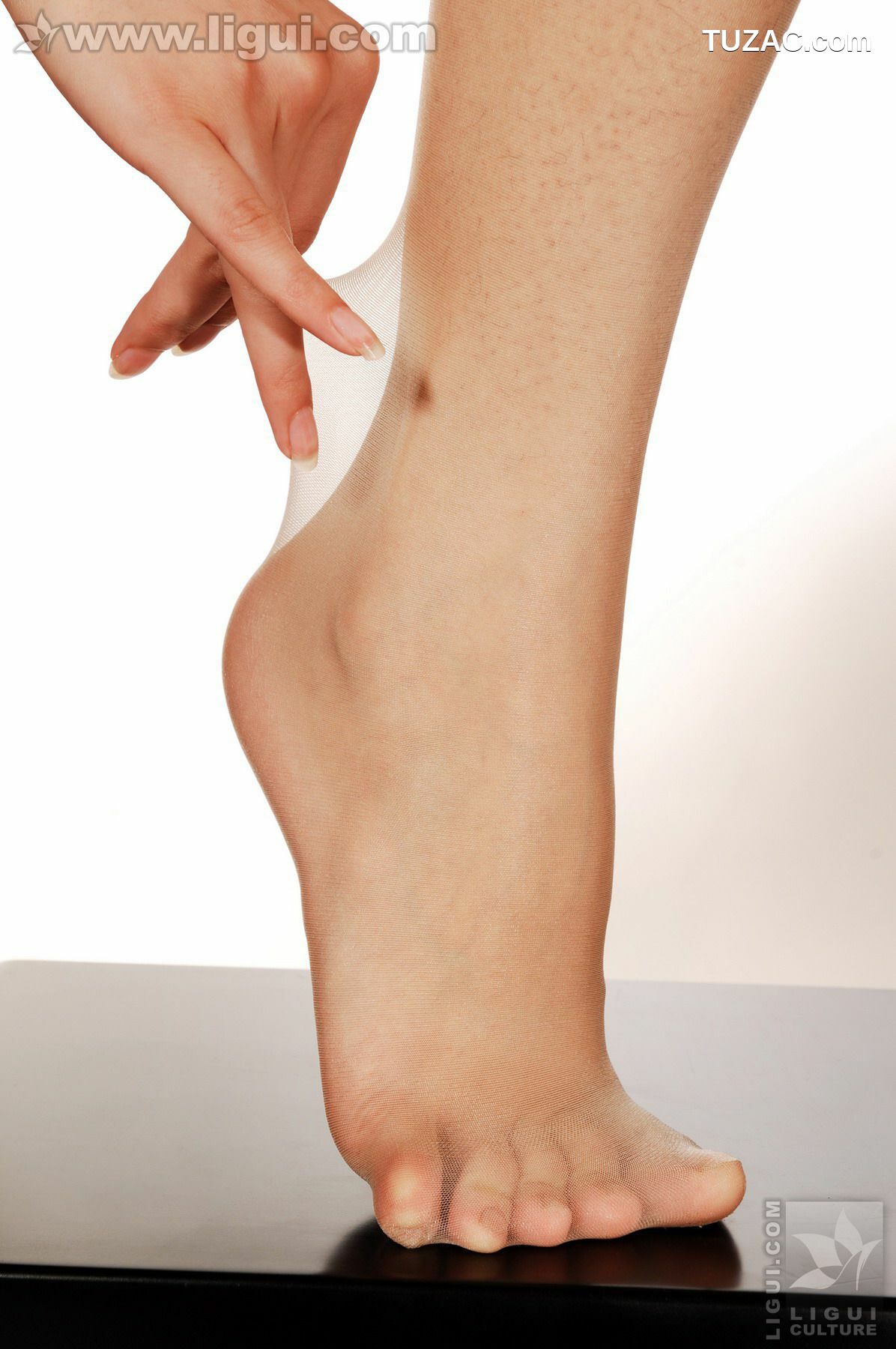 丽柜_Model 左左《玉足丝袜风情万种》 美腿玉足写真图片[47P]