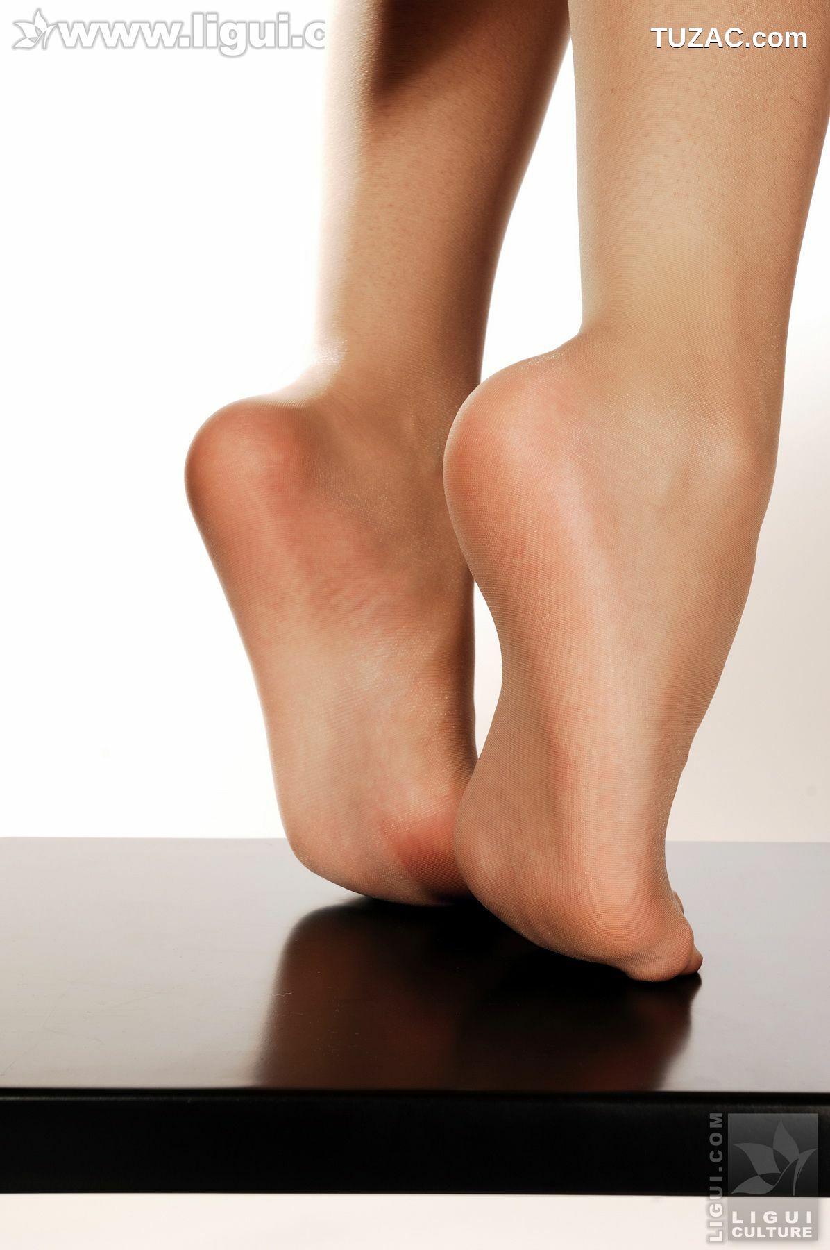 丽柜_Model 左左《玉足丝袜风情万种》 美腿玉足写真图片[47P]