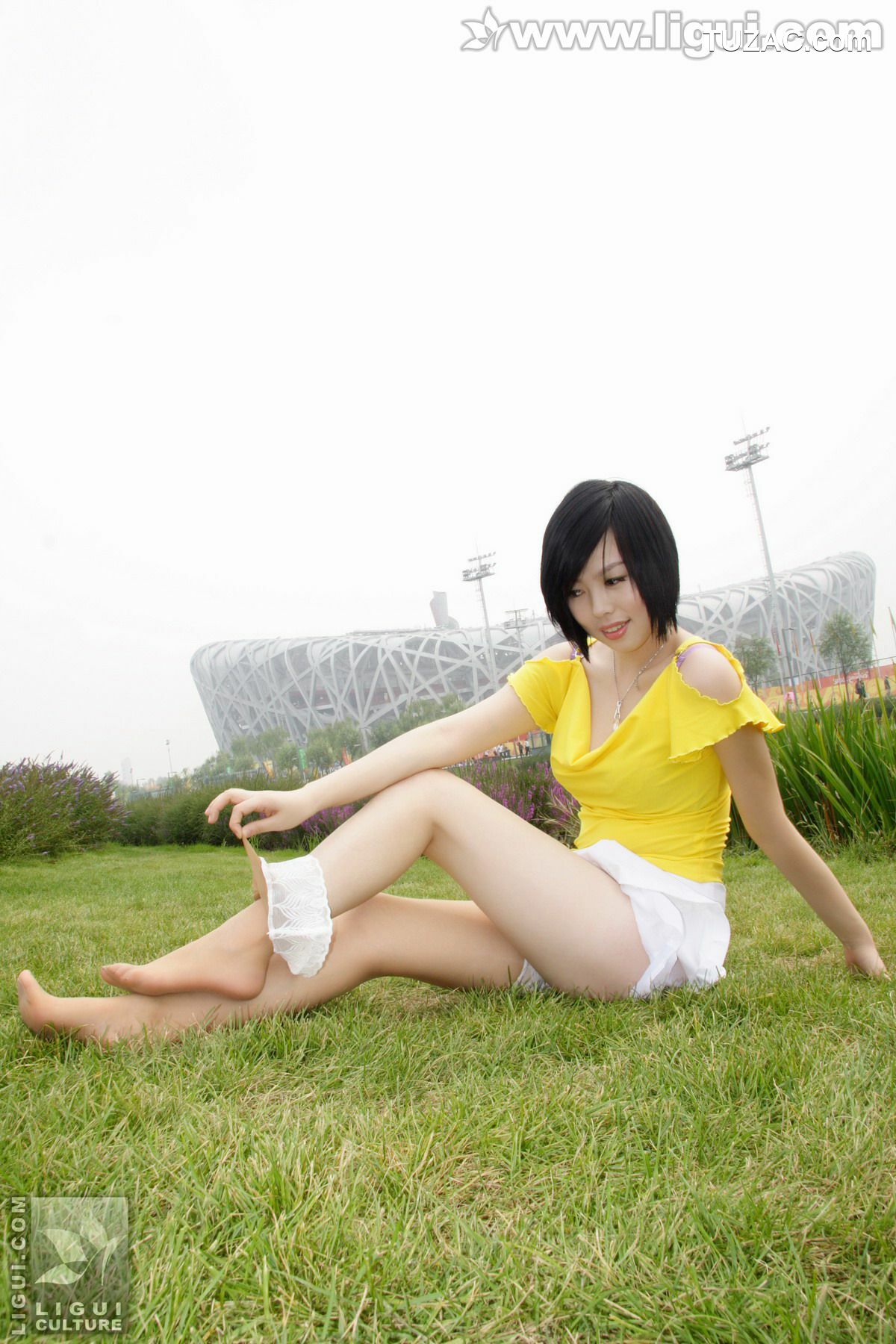 丽柜_Model 幕子《草地上展现多姿美腿》 丝足写真图片[33P]