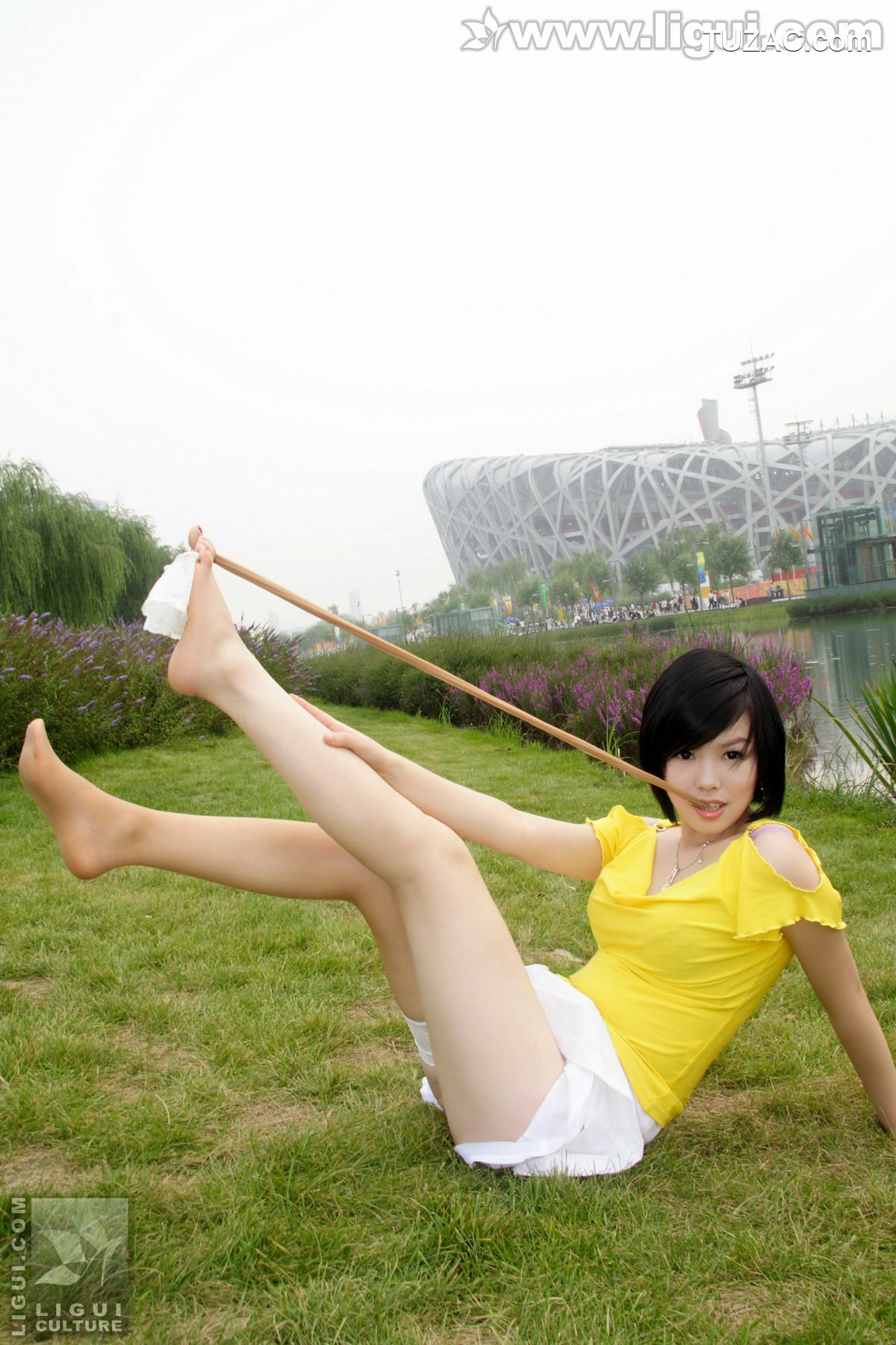 丽柜_Model 幕子《草地上展现多姿美腿》 丝足写真图片[33P]
