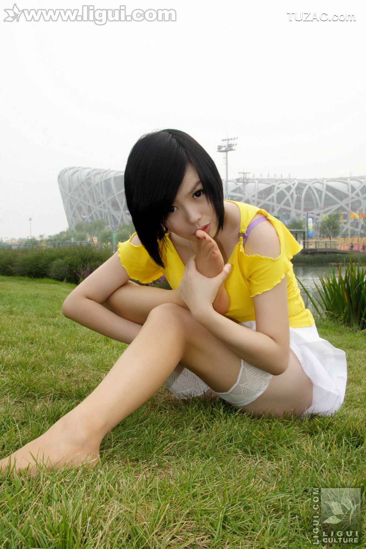 丽柜_Model 幕子《草地上展现多姿美腿》 丝足写真图片[33P]