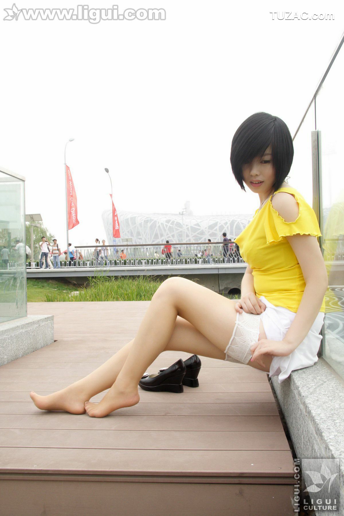 丽柜_Model 幕子《草地上展现多姿美腿》 丝足写真图片[33P]