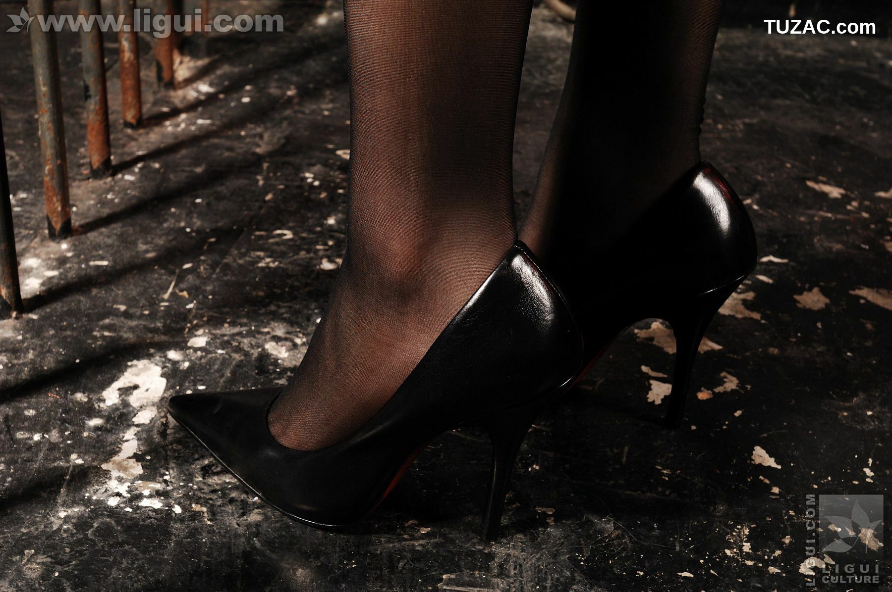 丽柜_Model 幕子《霸道女王妩媚黑色》 丝袜玉足写真图片[31P]