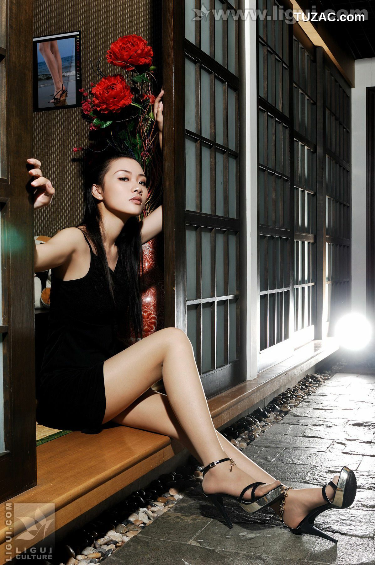 丽柜_Model 廖梦茜《黑暗中的诱惑身躯》 美腿玉足写真图片[23P]