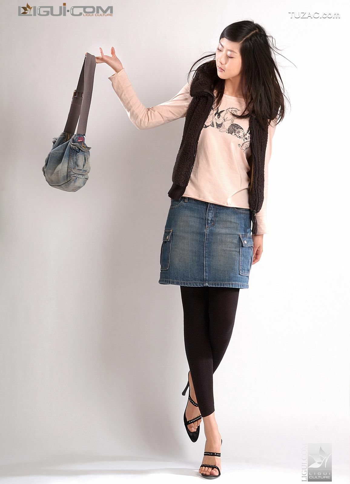 丽柜_Model 张迪《牛仔短裙玩飘逸》 美腿玉足写真图片[17P]