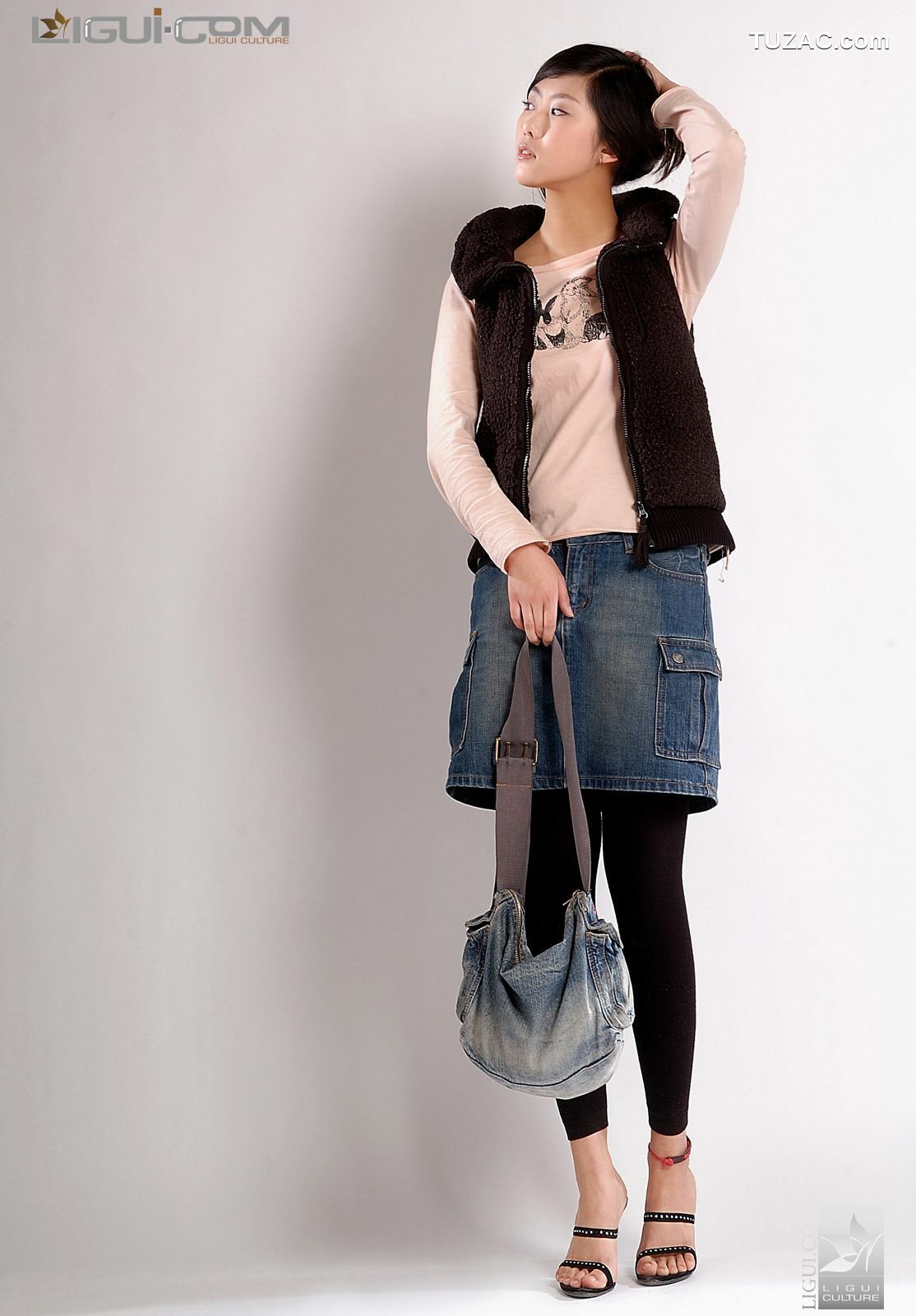 丽柜_Model 张迪《牛仔短裙玩飘逸》 美腿玉足写真图片[17P]