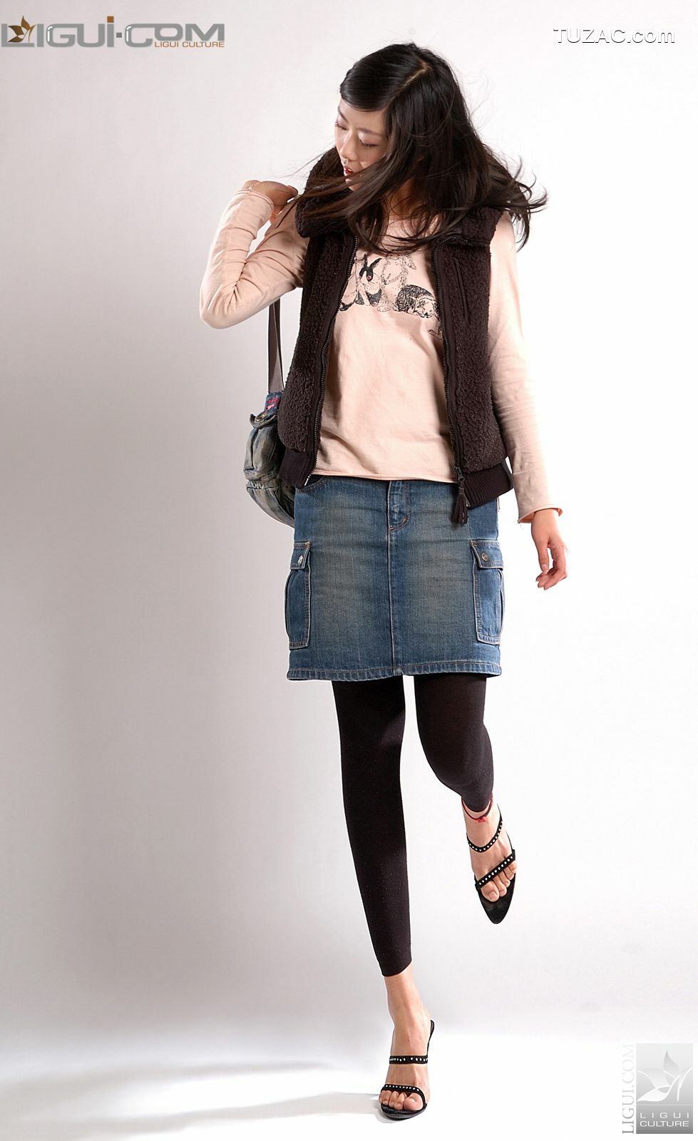 丽柜_Model 张迪《牛仔短裙玩飘逸》 美腿玉足写真图片[17P]