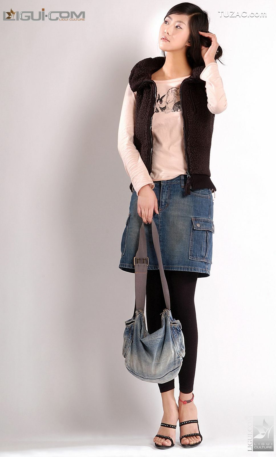 丽柜_Model 张迪《牛仔短裙玩飘逸》 美腿玉足写真图片[17P]