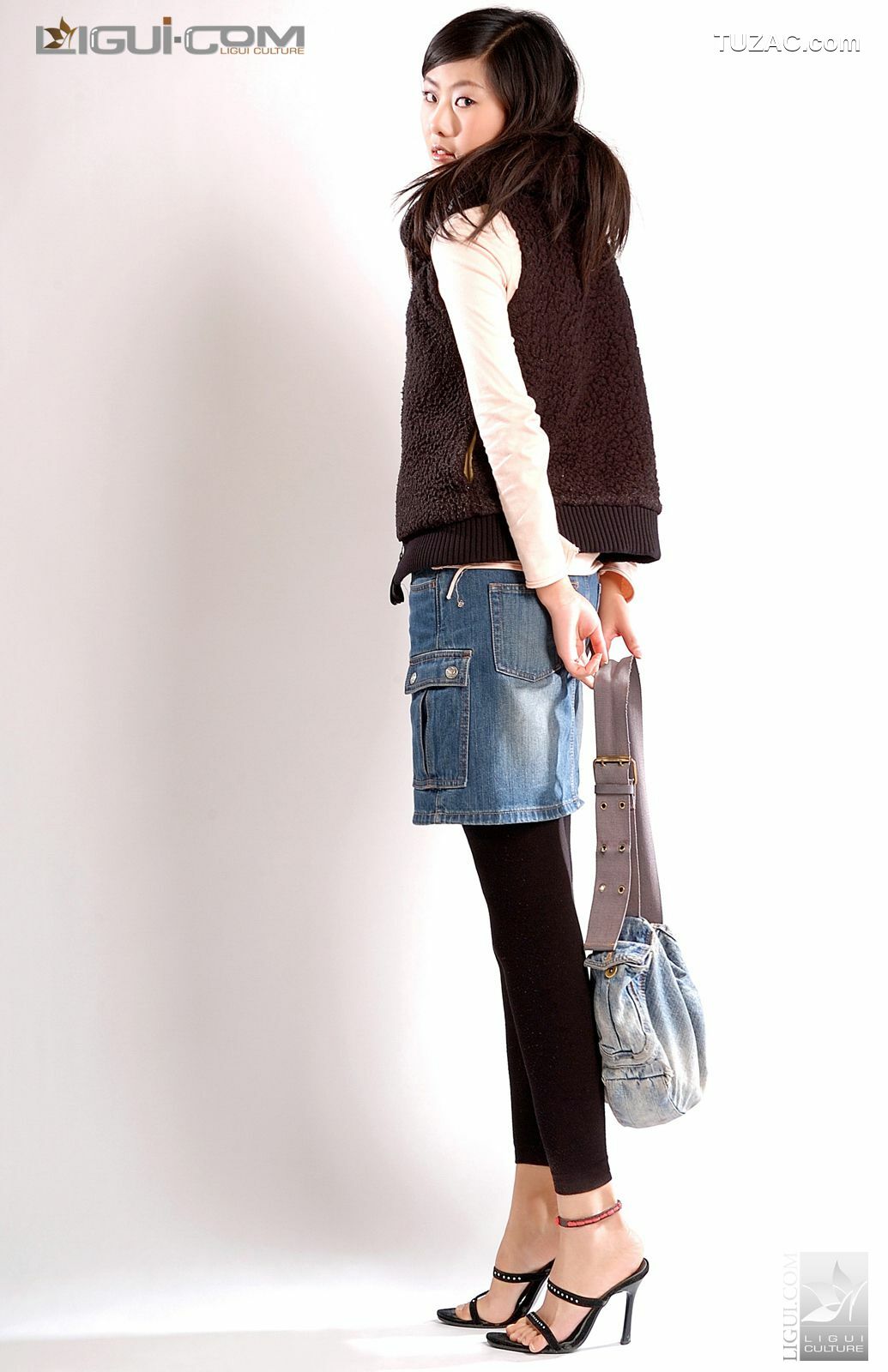 丽柜_Model 张迪《牛仔短裙玩飘逸》 美腿玉足写真图片[17P]