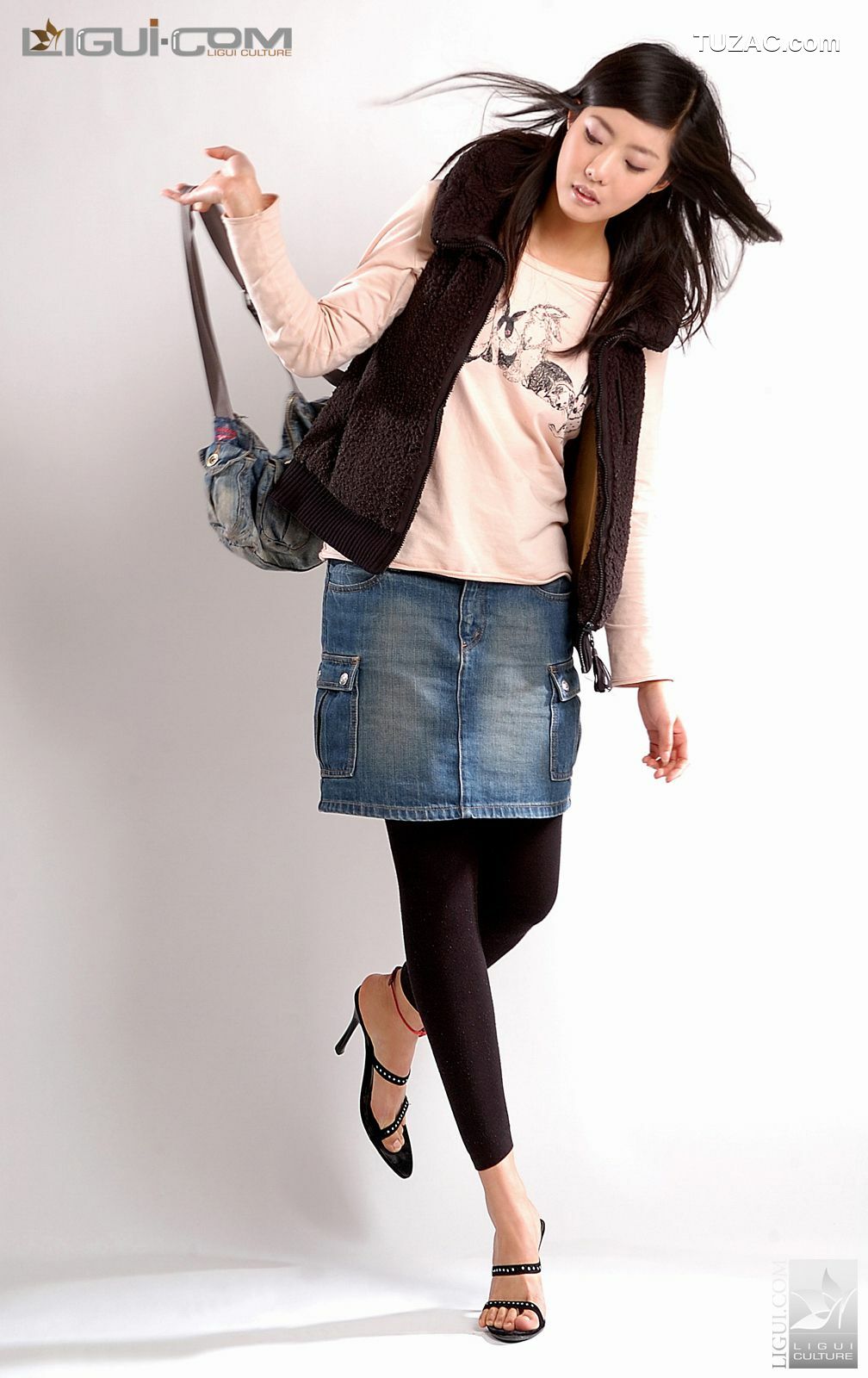 丽柜_Model 张迪《牛仔短裙玩飘逸》 美腿玉足写真图片[17P]
