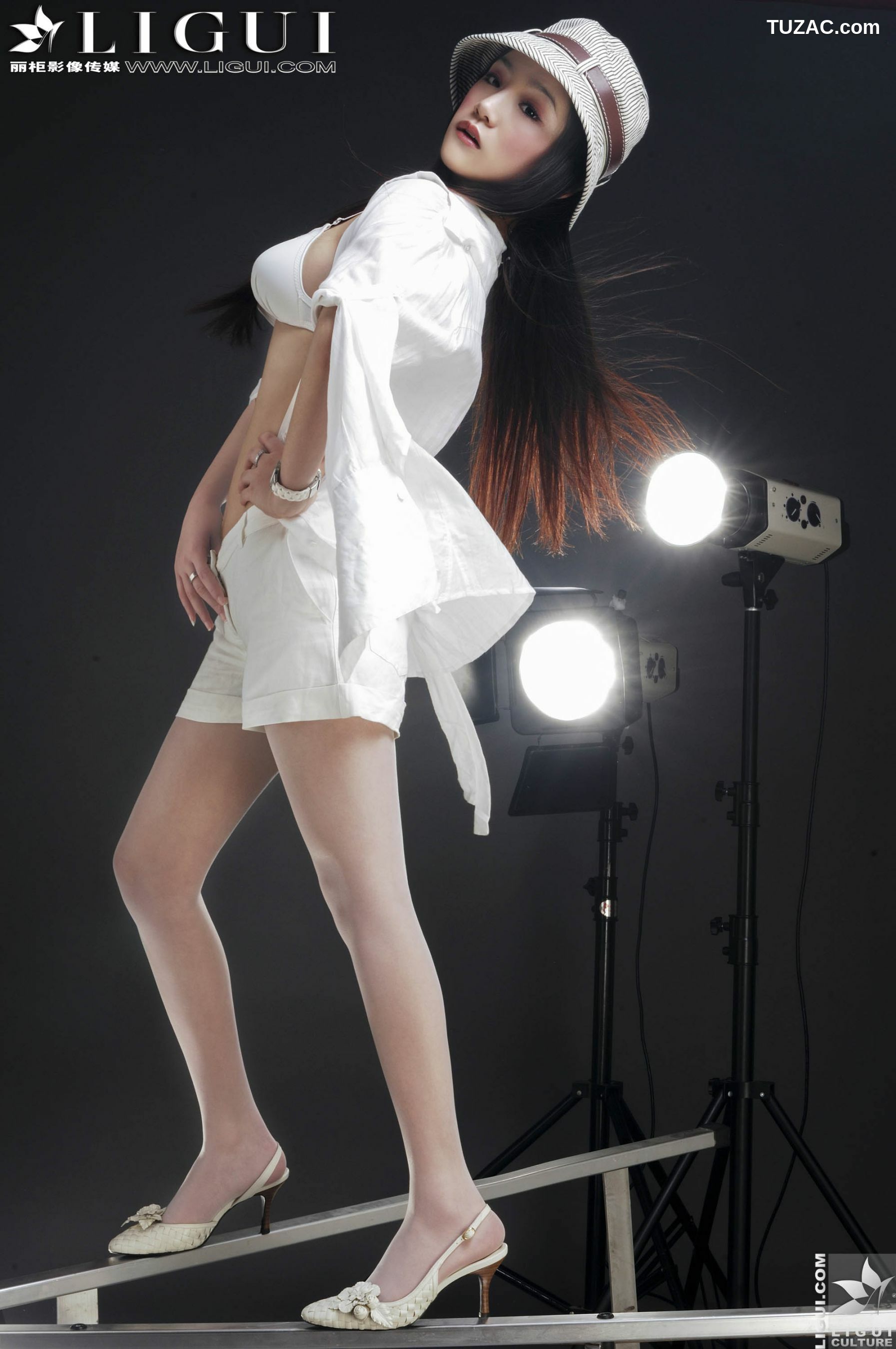 丽柜_Model 张静研《白衬衫时尚白丝女郎》 美腿丝足写真图片[28P]