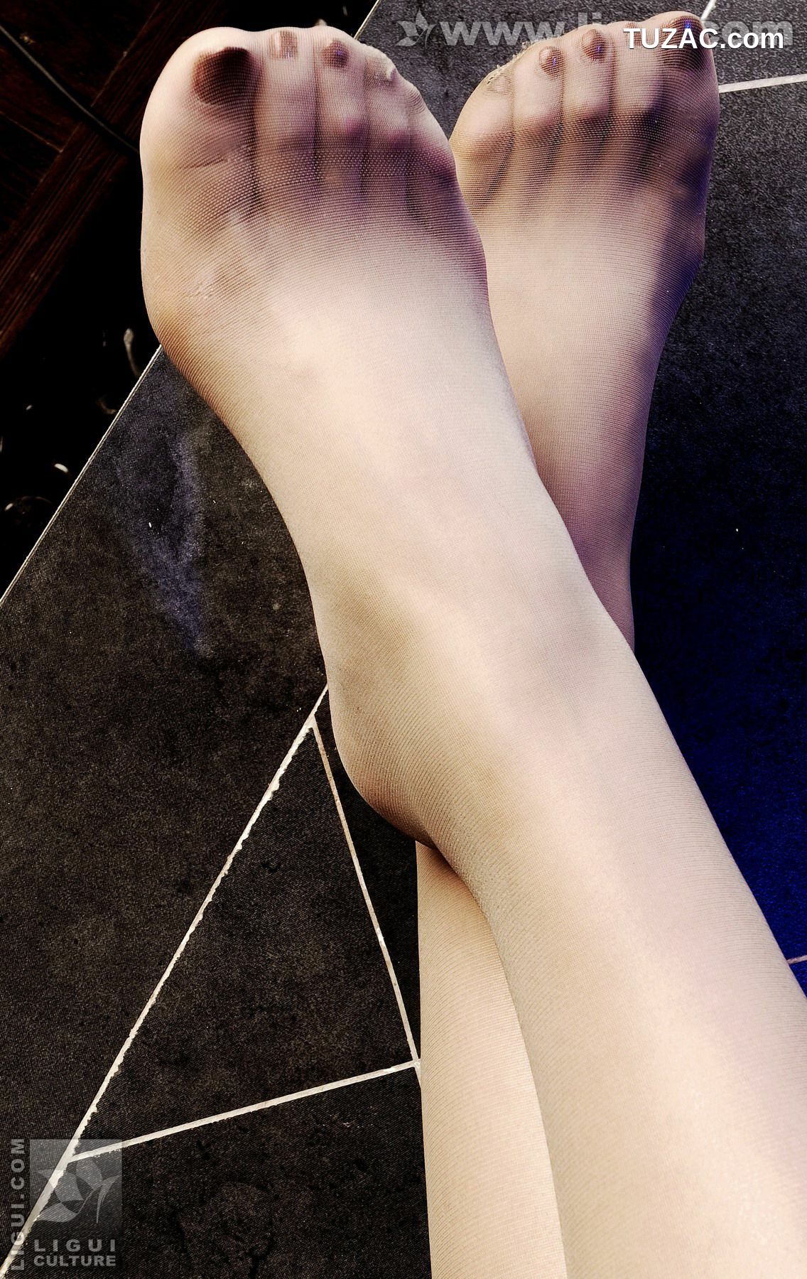 丽柜_Model 思玉《华丽风景下的高跟迷人风情》 美腿玉足写真图片[26P]