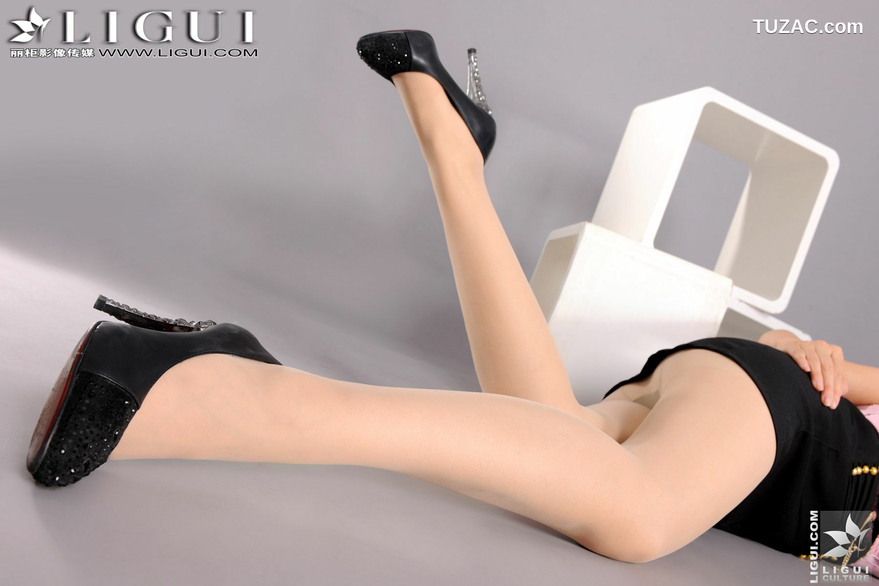 丽柜_Model 怡萱《职场丽人肉丝袜美足》 美腿玉足写真图片[52P]