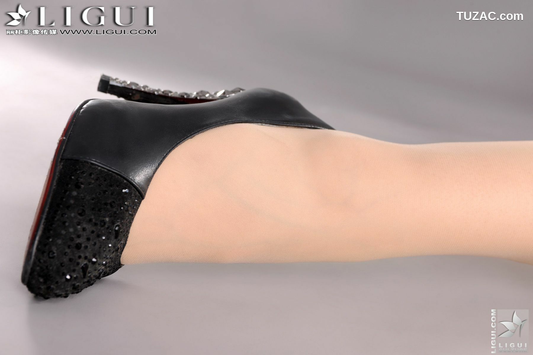 丽柜_Model 怡萱《职场丽人肉丝袜美足》 美腿玉足写真图片[52P]