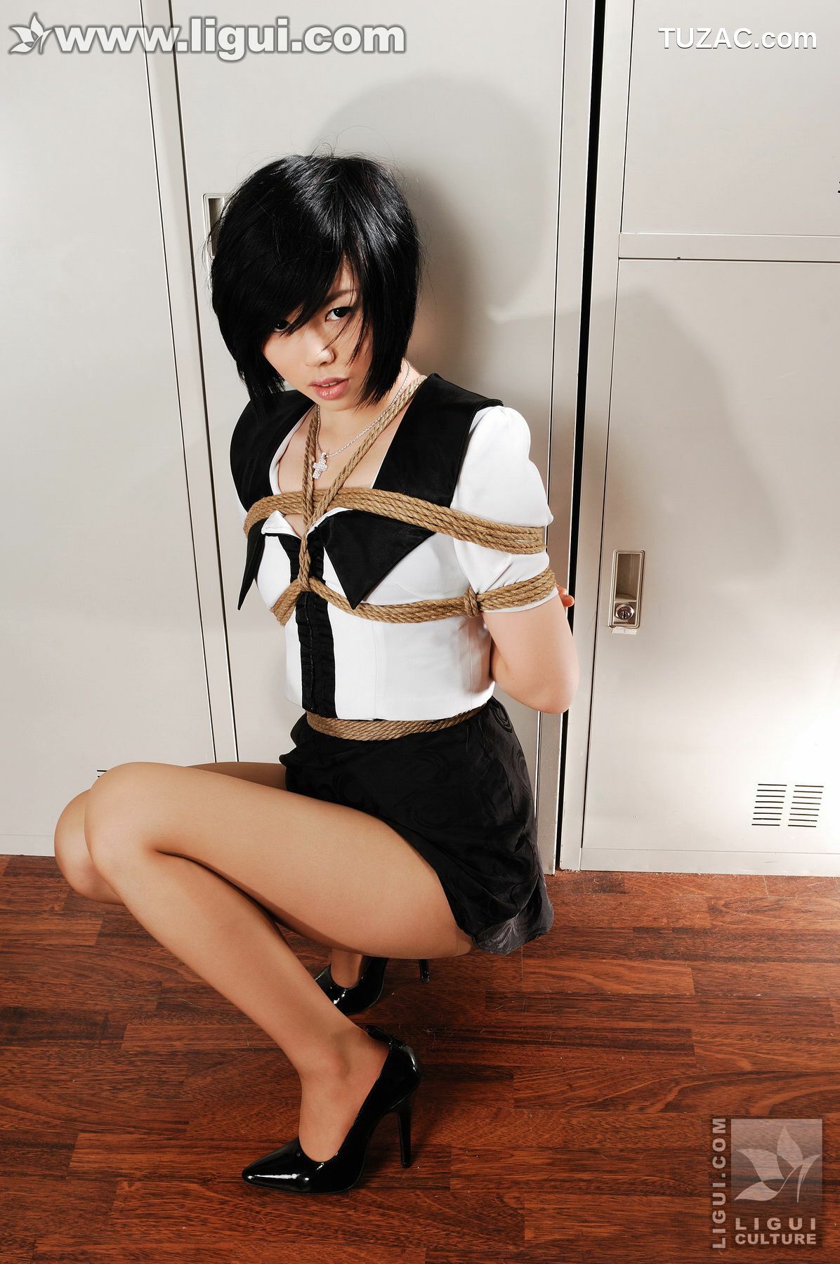 丽柜_Model 慕子《换衣间风波之娇柔玉女&ldquo;五花大绑&rdquo;》 丝足写真图片[39P]