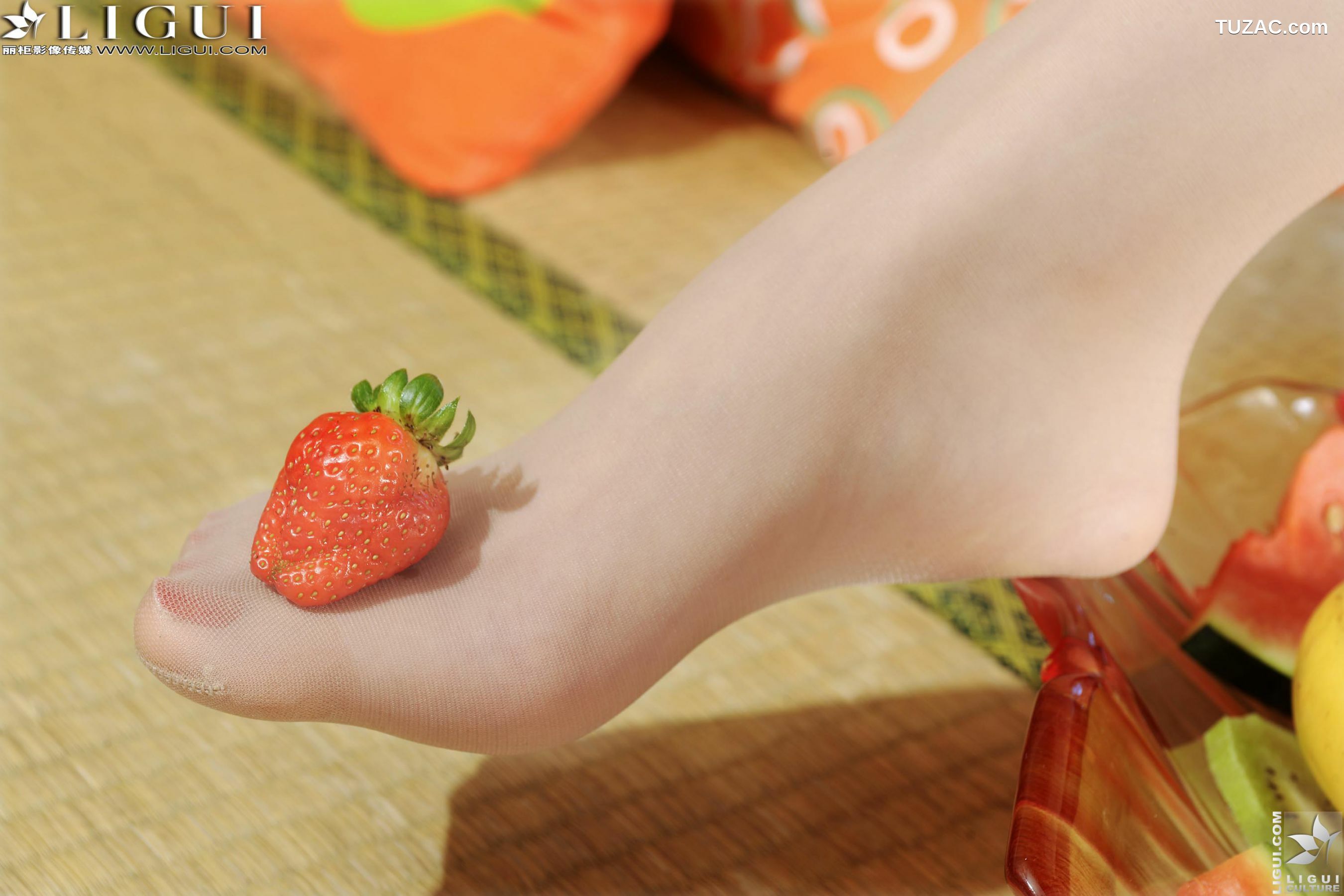 丽柜_Model 文欣《和服睡衣水果丝足》 美腿玉足写真图片[41P]