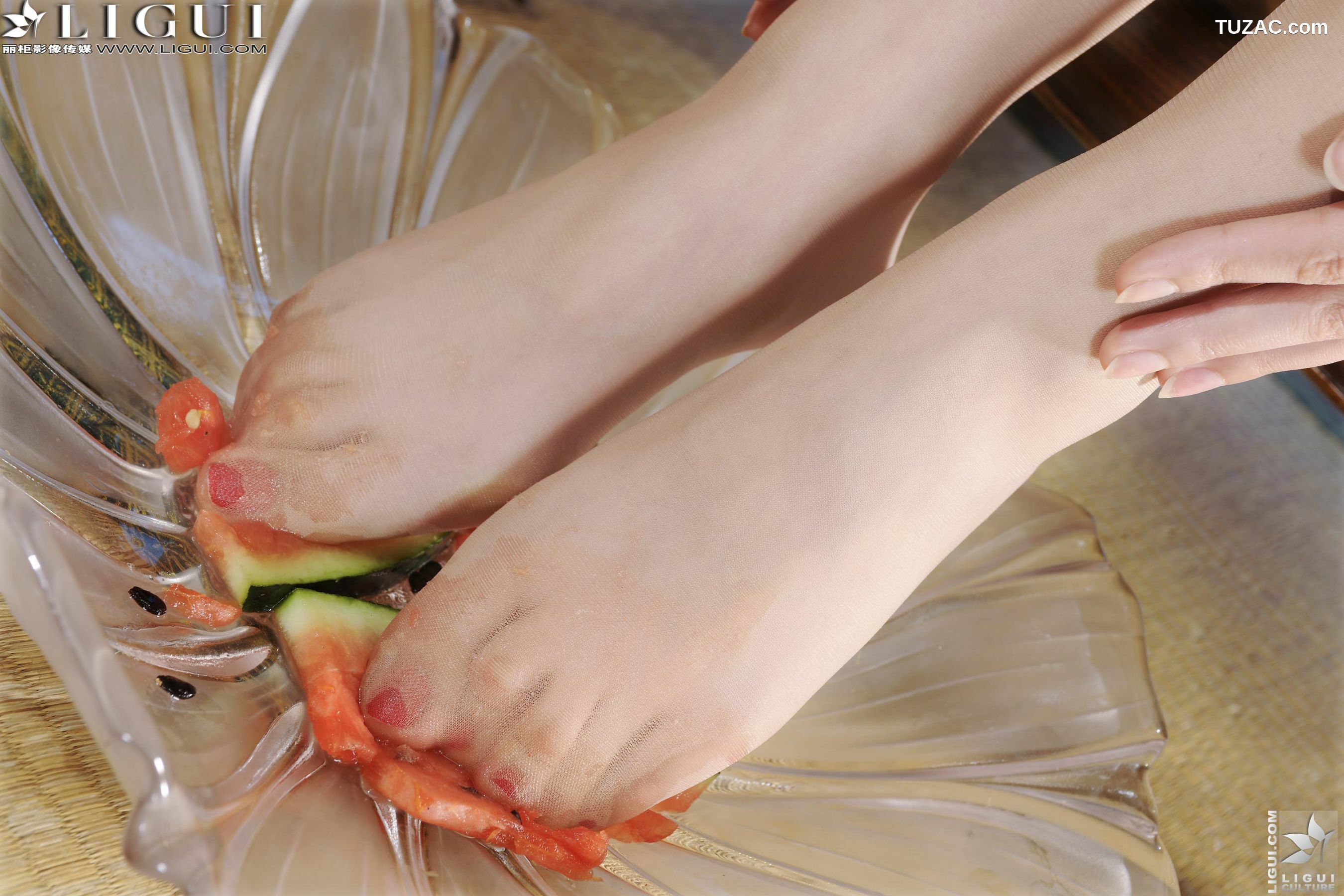 丽柜_Model 文欣《和服睡衣水果丝足》 美腿玉足写真图片[41P]