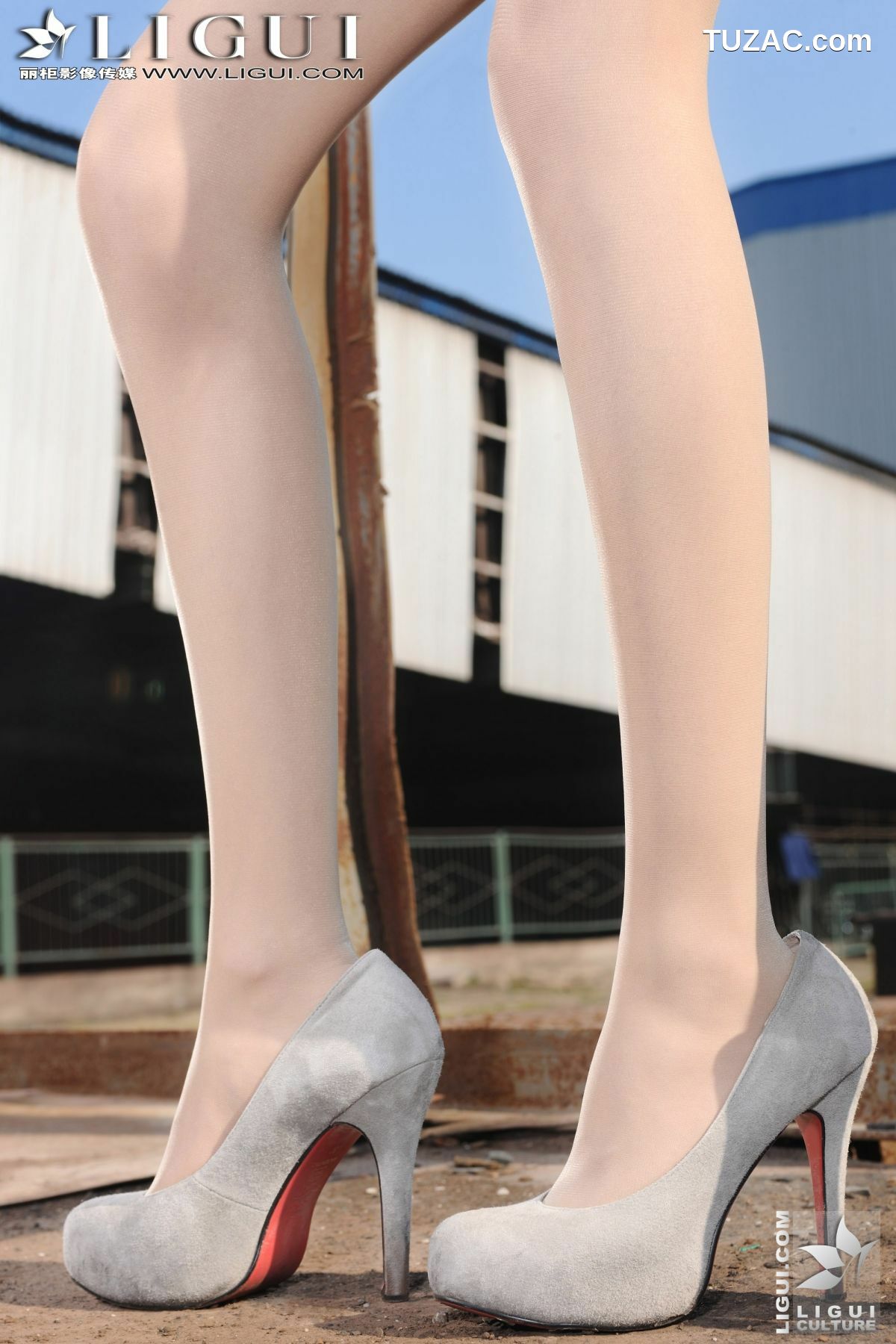 丽柜_Model 文欣《小镇火车站的美腿诱惑》上下合集 美腿玉足写真图片[70P]