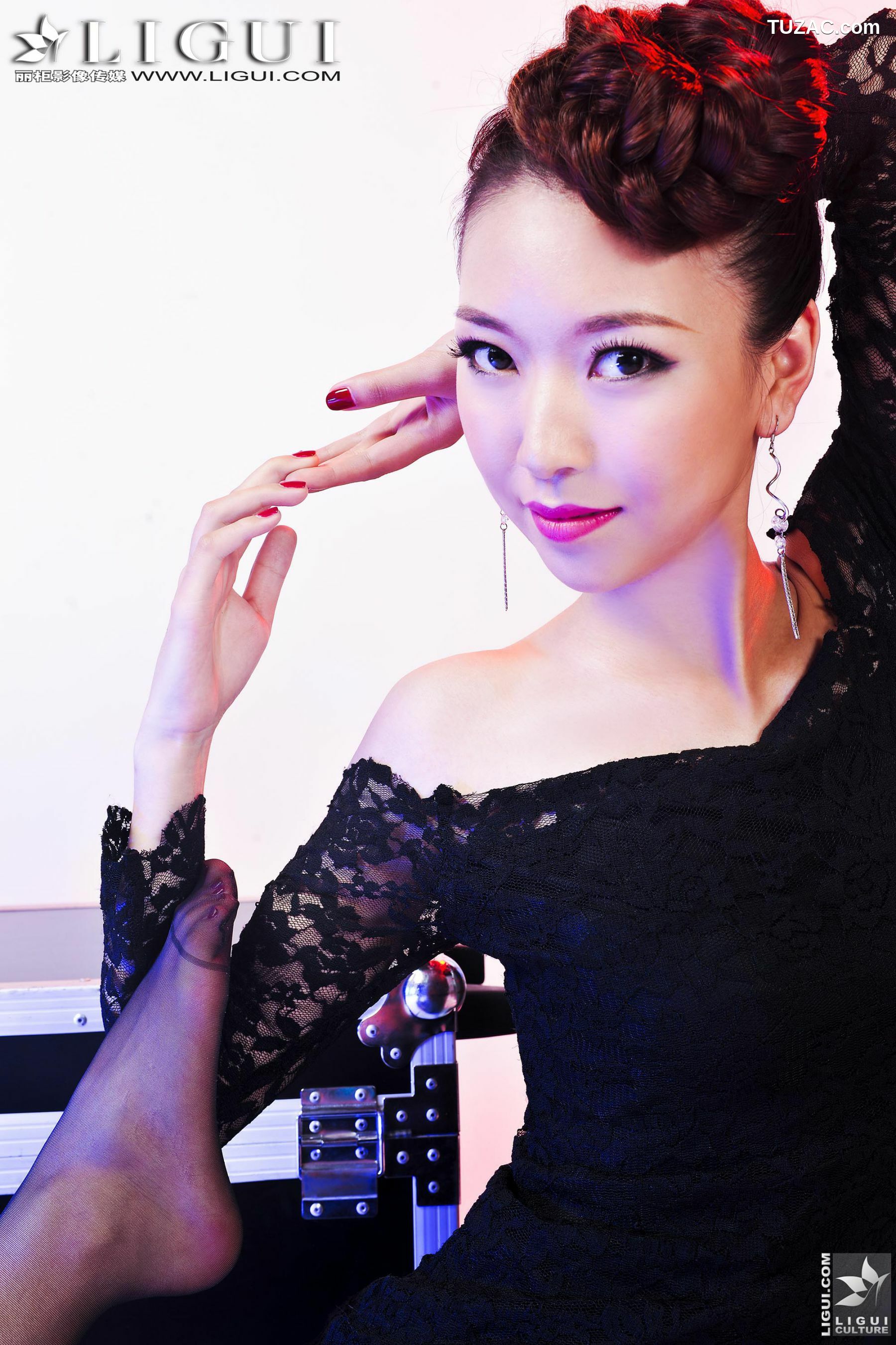 丽柜_Model 文欣《时尚黑色蕾丝女郎》上下全集 美腿玉足写真图片[80P]