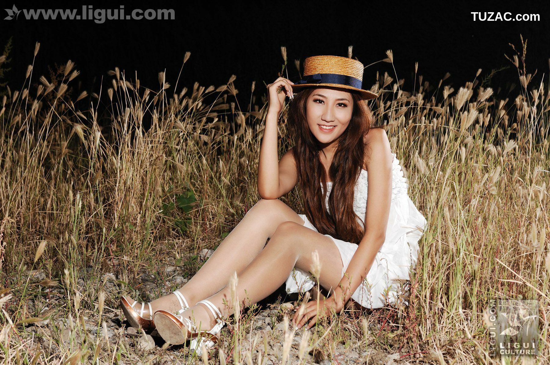 丽柜_Model 李璐《荒野建筑中的丝袜经典视觉》 美腿玉足写真图片[31P]