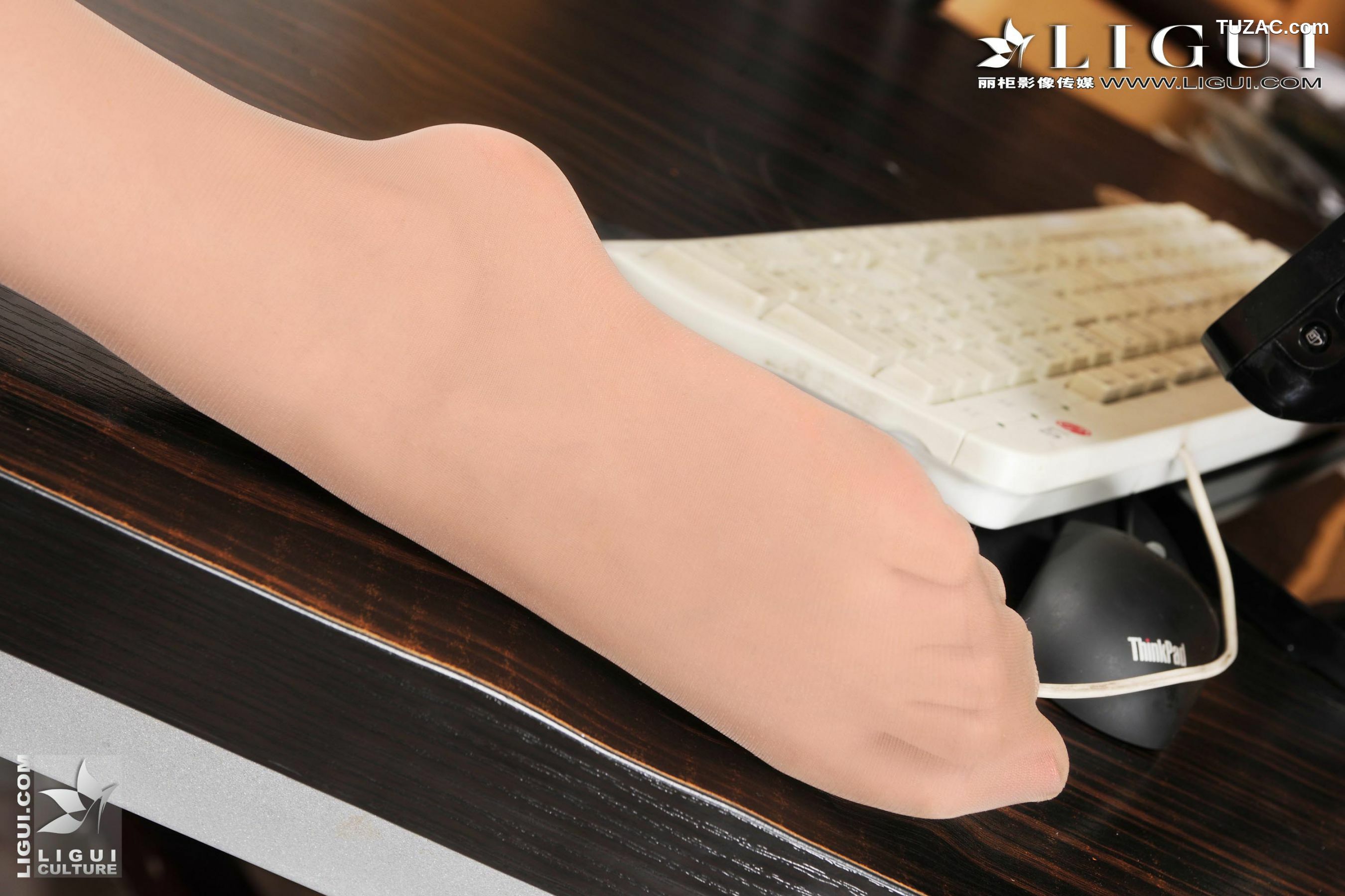 丽柜_Model 桃子《办公室丝足秀》上下合集 美腿玉足写真图片[102P]