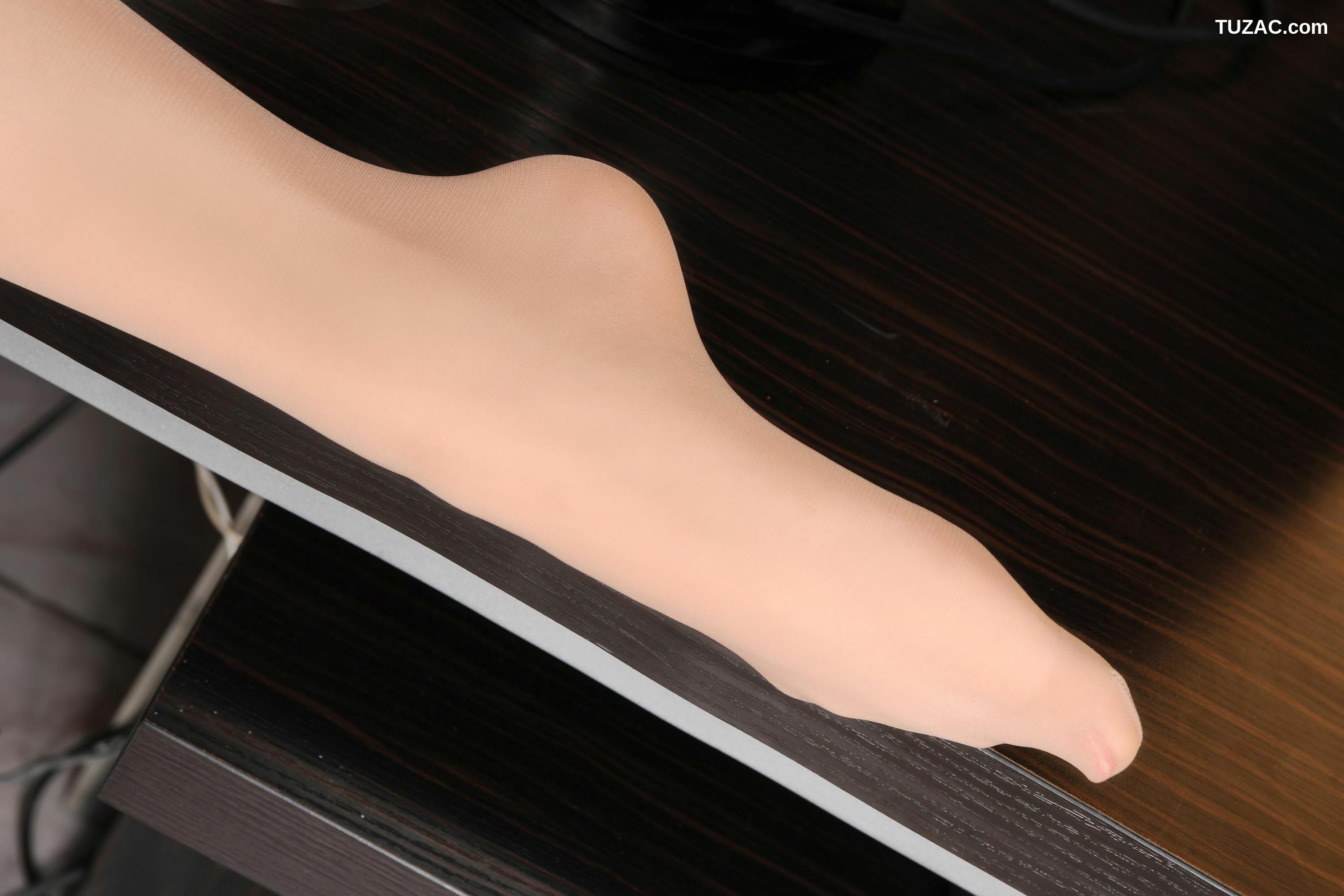 丽柜_Model 桃子《办公室丝足秀》上下合集 美腿玉足写真图片[102P]