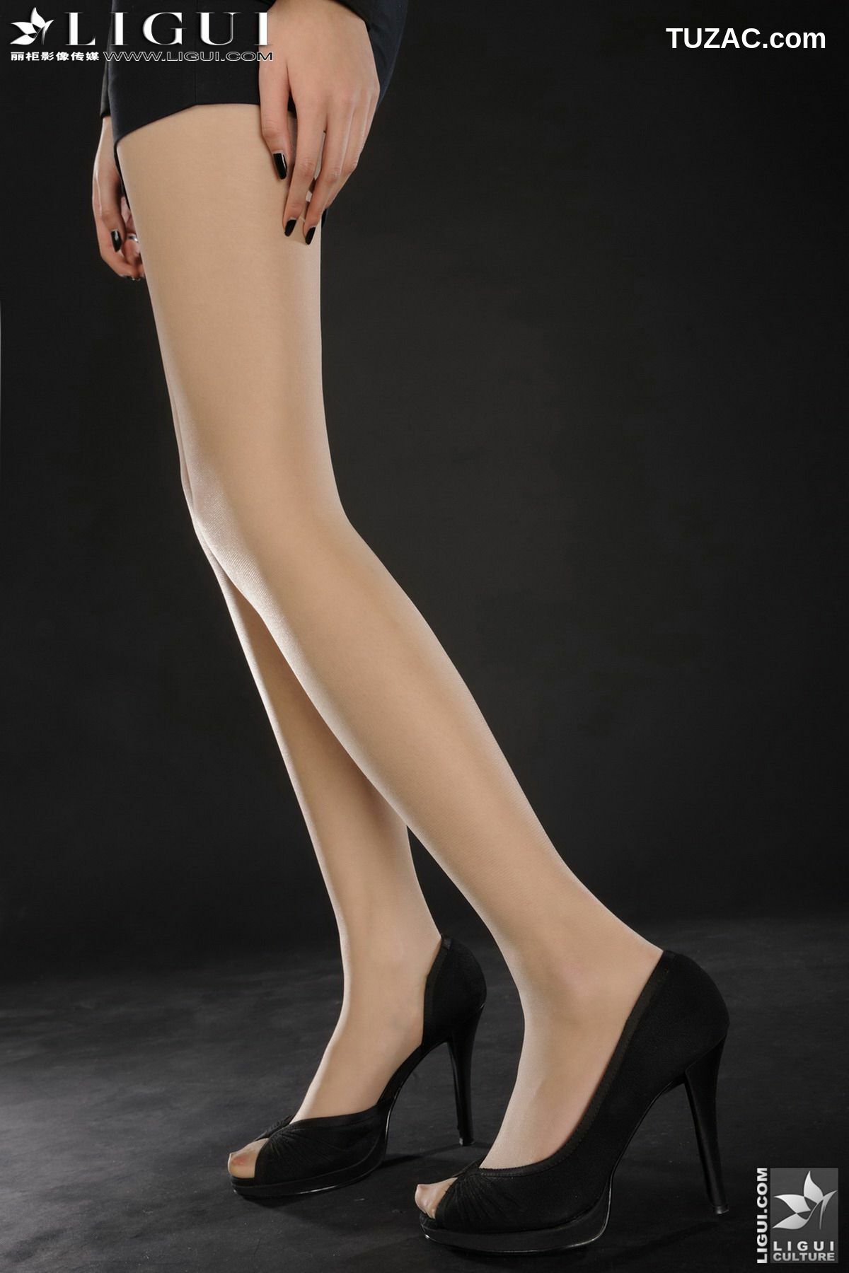 丽柜_Model 桃子《清新靓丽的办公室俪人》 美腿玉足写真图片[50P]