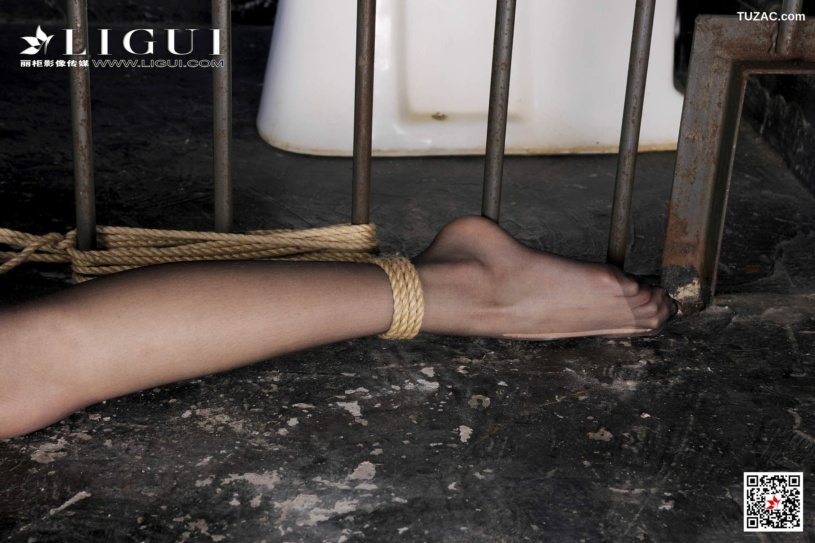 丽柜_Model 桃子《黑丝空姐捆绑绳艺》 写真集[35P]