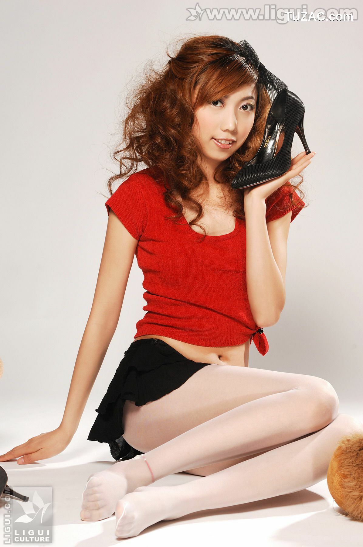 丽柜_Model 梦娜《性感学生诱惑白丝》 丝袜美足写真图片[30P]