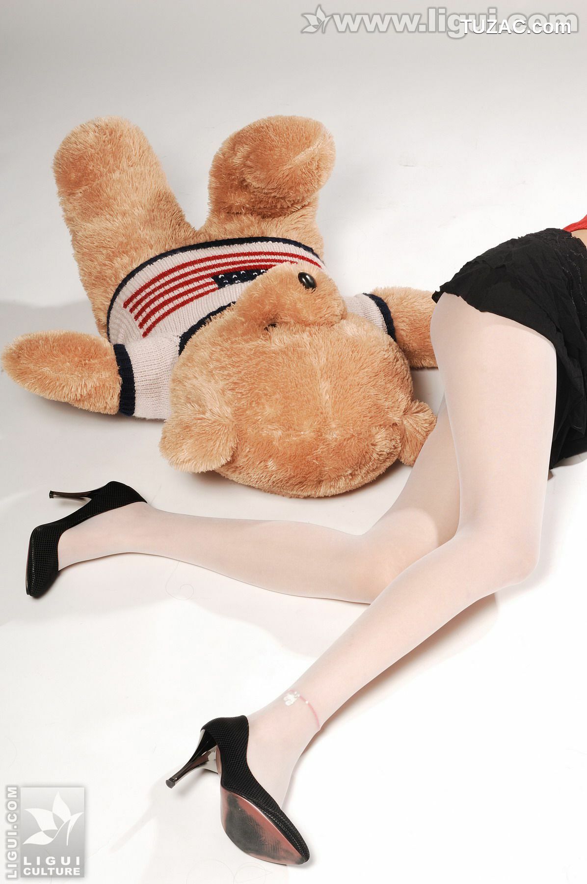 丽柜_Model 梦娜《性感学生诱惑白丝》 丝袜美足写真图片[30P]