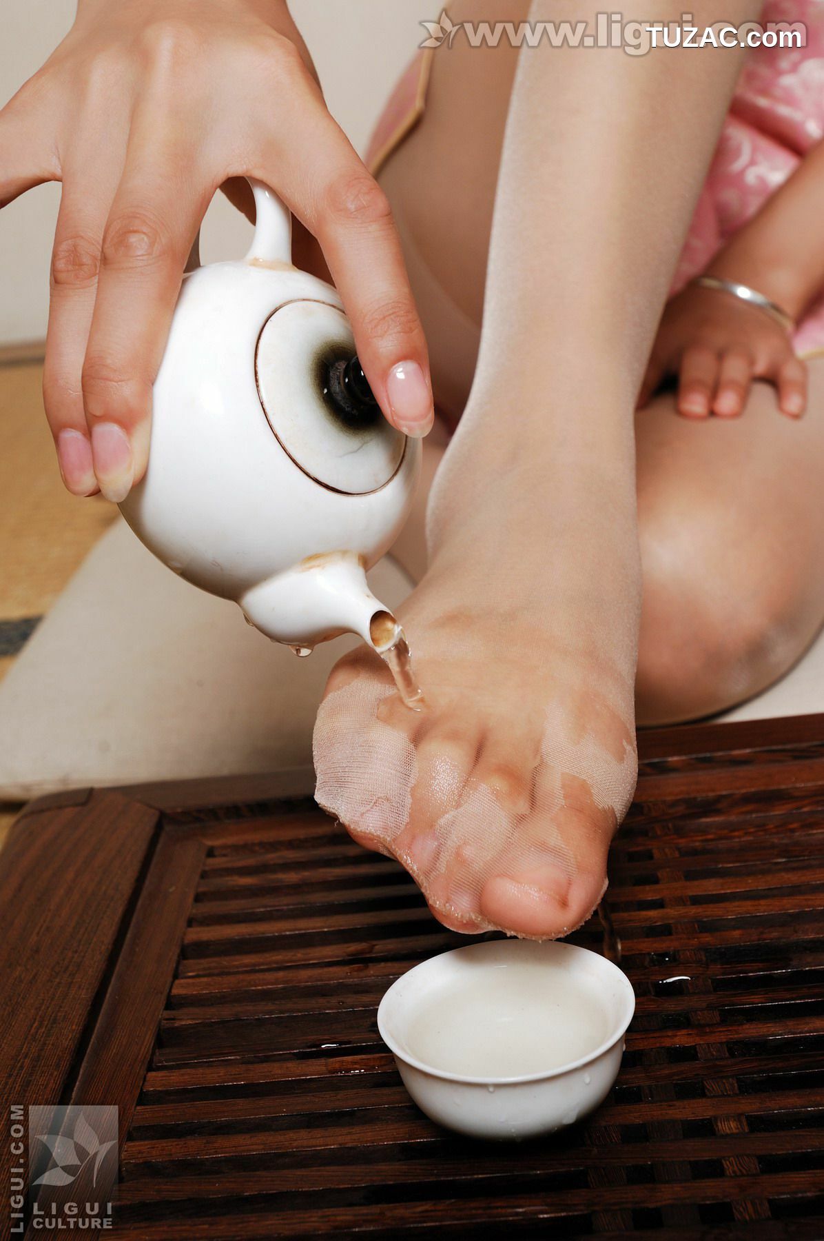 丽柜_Model 梦娜《玉足茶艺秀柔情》 美腿玉足写真图片[23P]