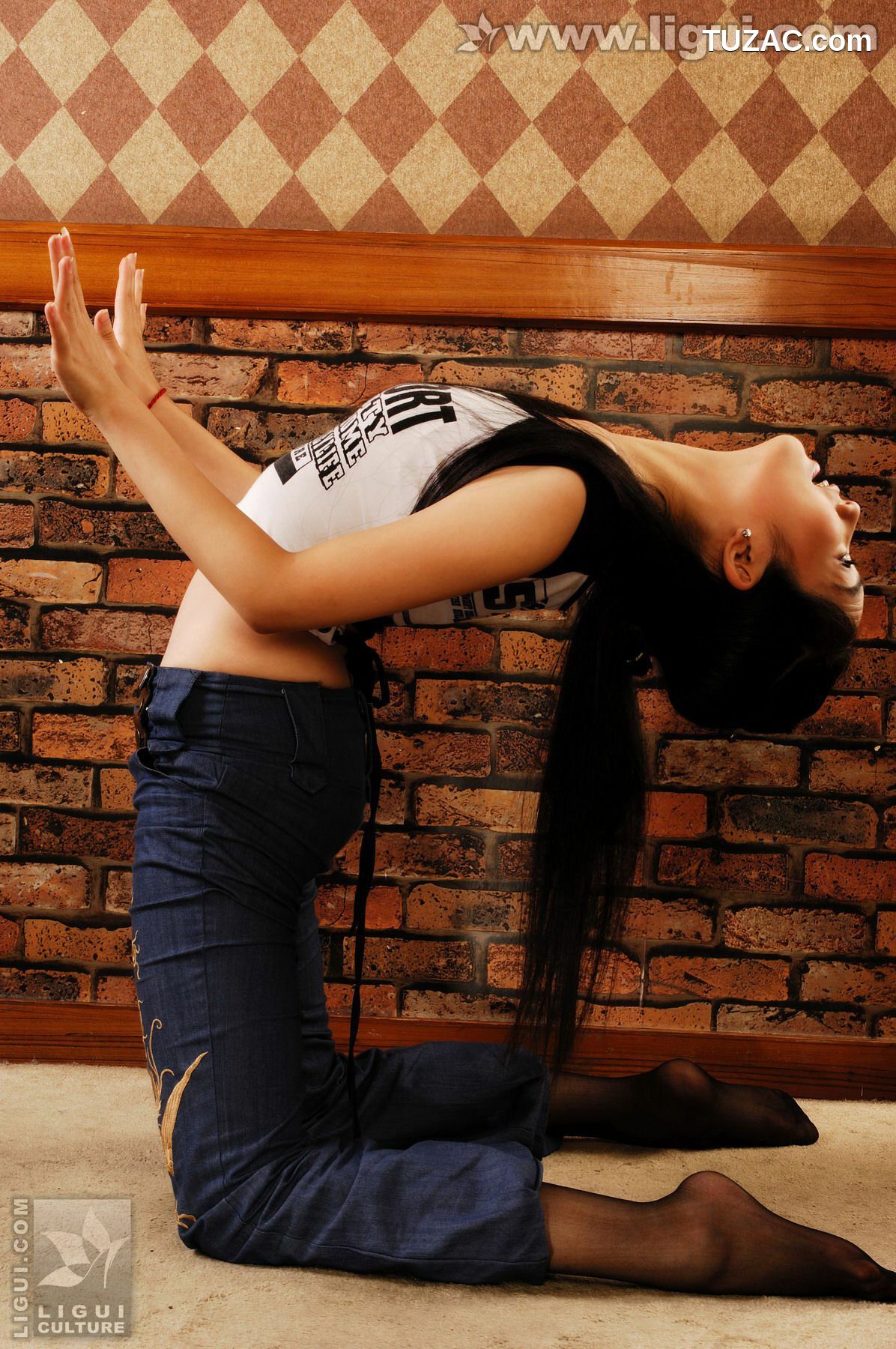 丽柜_Model 王欢《北影新生炫耀婀娜体态》 美腿丝足写真图片[39P]