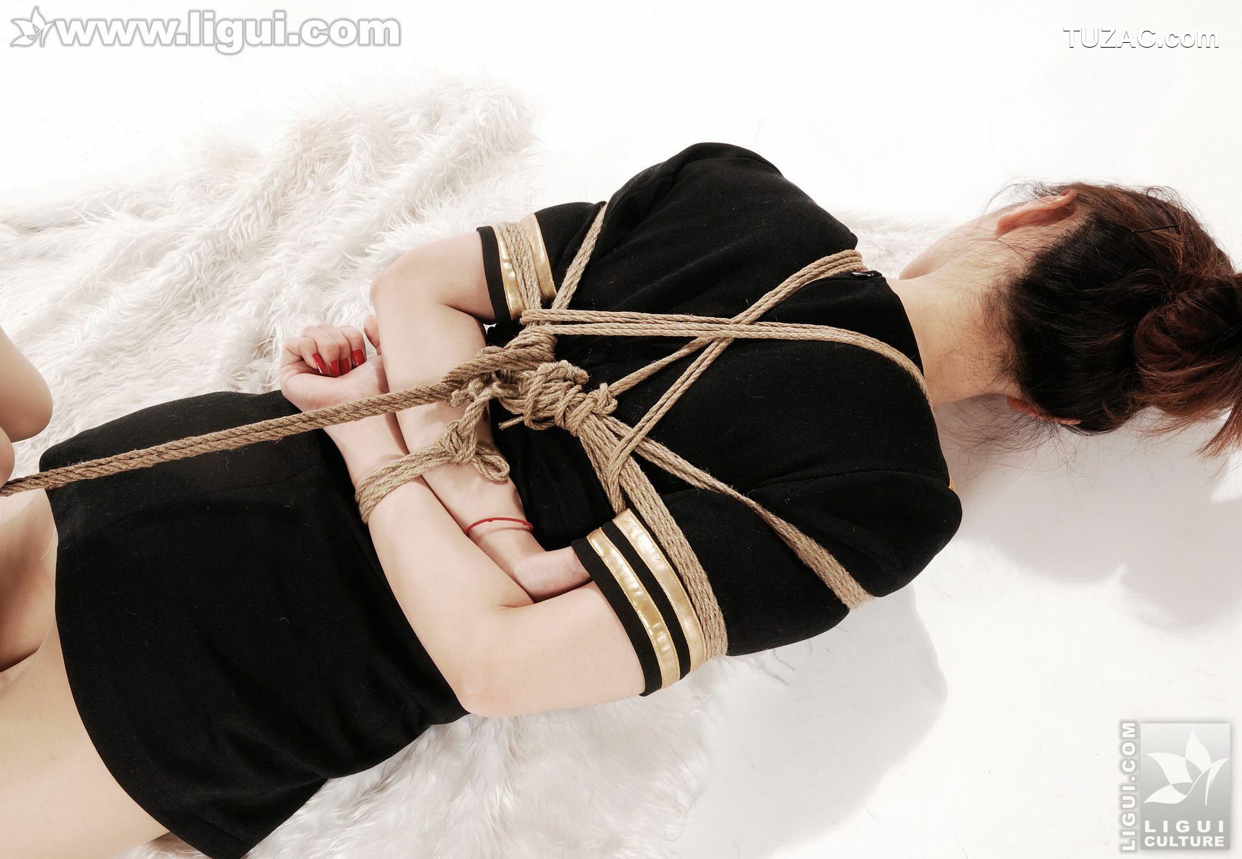 丽柜_Model 田佩佩《唯美甜美的捆绑诱惑》 美腿玉足写真图片[37P]