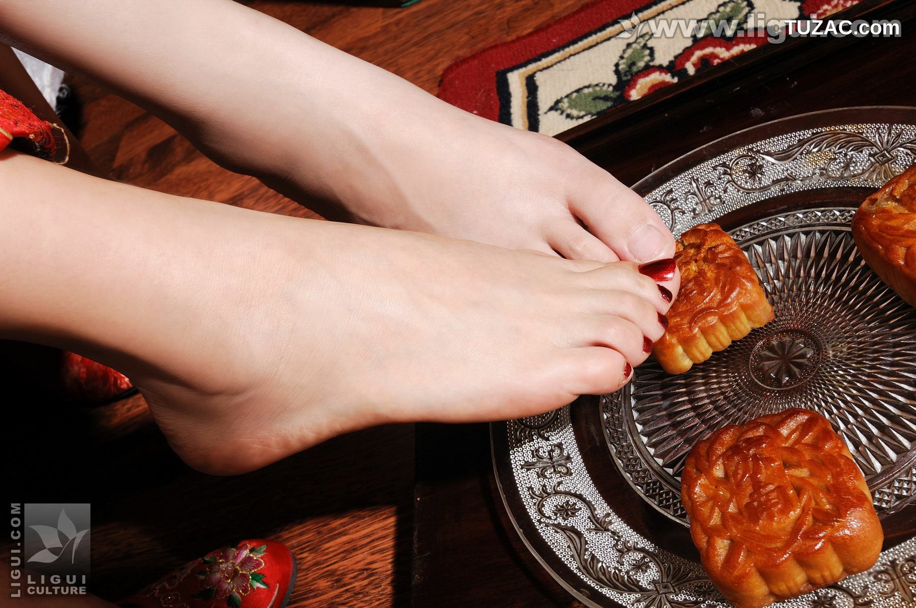 丽柜_Model 由美、菲菲《香丝美足互吻》 丝足写真图片[36P]